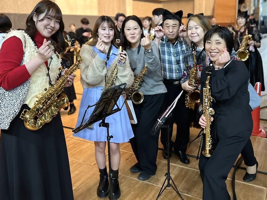 841Alto's tweet photo. YSA今年も練習から本番まで目一杯楽しませて頂きました。
本当に300人乗りましたね！✨🎷
プロのドラマー、ベーシスト、そしてヴィブラフォンの亮様が入ると300人の演奏がビシッと決まる様は圧巻でした。

この人数ですから、編曲も指導も仕切りも相当に大変だと思います。
ありがとうございました！ https://t.co/Bjubp1Lnsx