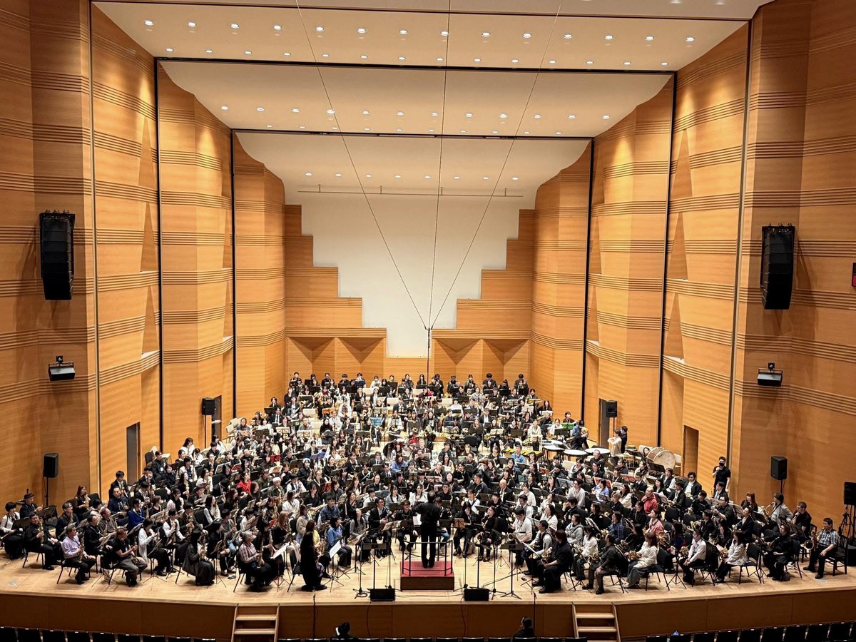 841Alto's tweet photo. YSA今年も練習から本番まで目一杯楽しませて頂きました。
本当に300人乗りましたね！✨🎷
プロのドラマー、ベーシスト、そしてヴィブラフォンの亮様が入ると300人の演奏がビシッと決まる様は圧巻でした。

この人数ですから、編曲も指導も仕切りも相当に大変だと思います。
ありがとうございました！ https://t.co/Bjubp1Lnsx