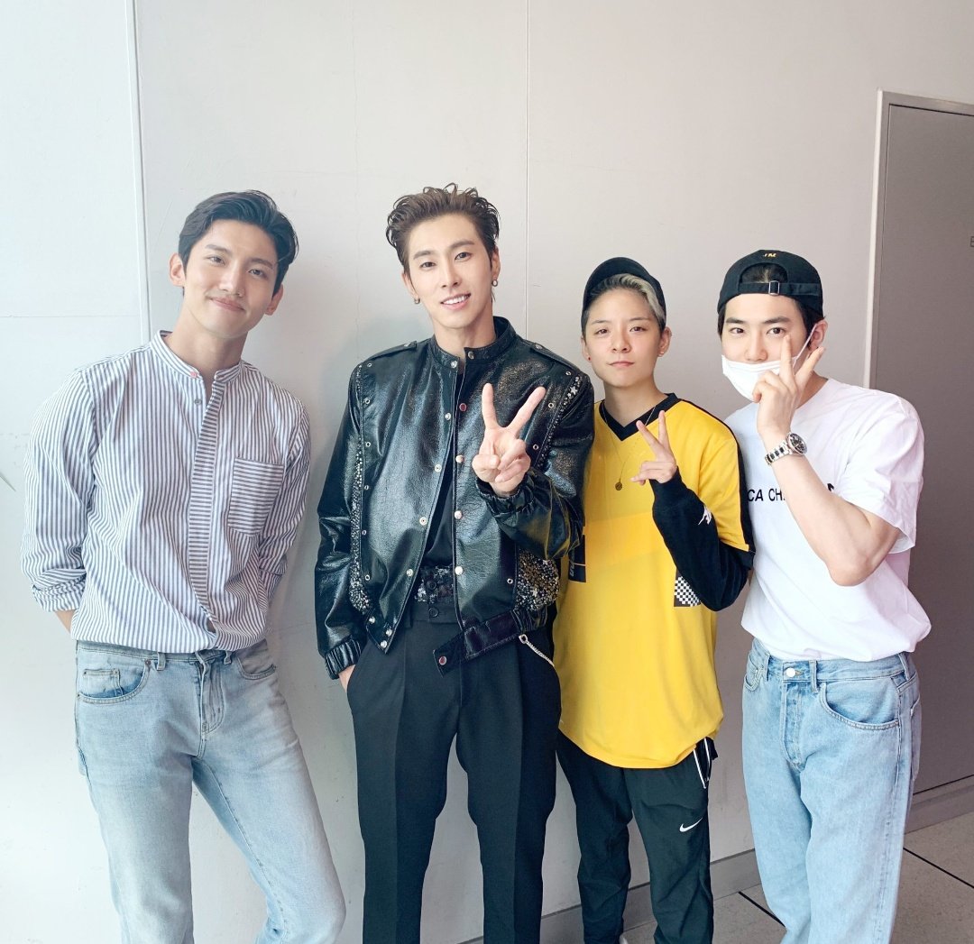 exoticostw's tweet photo. Realmente feliz de poder estar en un  #𝓩𝕚𝐀𑁯𑣿ʼ居住𝐜ōncᥱr𝕥, esta  de @zyakwon de ser parte de esta gira  #𓊈𝔅es𝐭いঌ𝐬ou𝐥𓊉 es realmente una gran experiencia, así que luego de conseguir mis boletos no dude en llevarme a mis amigos.

𝕞r. 𝑏u͞nny 🐇⊰ 𝙱αlder https://t.co/uVF1ljL177