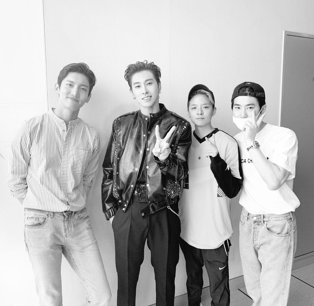 exoticostw's tweet photo. Realmente feliz de poder estar en un  #𝓩𝕚𝐀𑁯𑣿ʼ居住𝐜ōncᥱr𝕥, esta  de @zyakwon de ser parte de esta gira  #𓊈𝔅es𝐭いঌ𝐬ou𝐥𓊉 es realmente una gran experiencia, así que luego de conseguir mis boletos no dude en llevarme a mis amigos.

𝕞r. 𝑏u͞nny 🐇⊰ 𝙱αlder https://t.co/uVF1ljL177