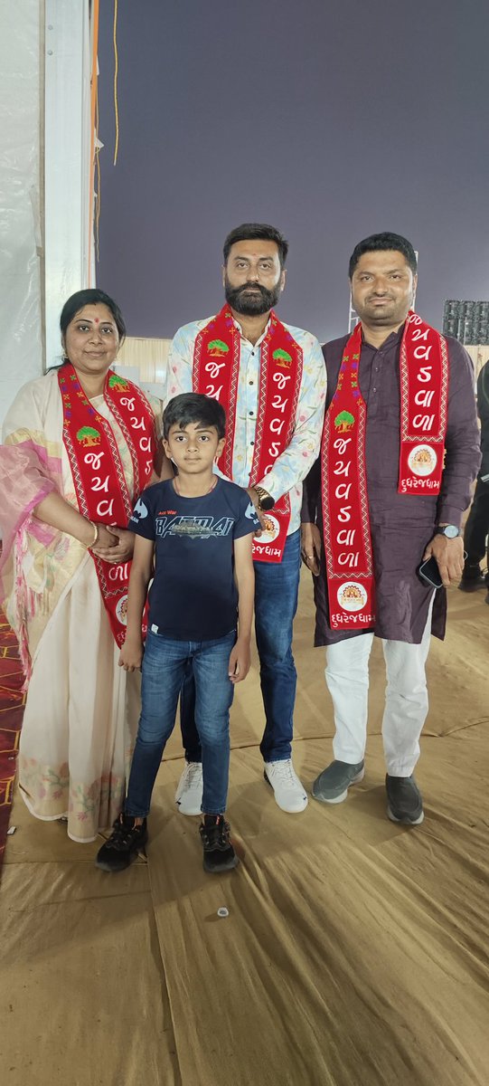 rydesai1's tweet photo. શ્રી વડવાળા મંદિર દુધરેજધામ પ્રાગટ્ય (હોળી પર્વ)મહોત્સવ ઉપક્રમે શીતલ ગૌશાળા લોકાર્પણ નિમિત્તે શ્રી શ્રી મહામંડલેશ્વર 1008 શ્રી કણીરામ બાપુ ની ઉપસ્થિતિમાં શ્રી મુકુન્દરામ બાપુ (કોઠારી બાપુ)ના વરદ હસ્તે કચ્છ જિલ્લા ભાજપ નવનિયુક્ત મંત્રી રૂપલબેન દેસાઈ નું સન્માન કરી આશીર્વાદ આપ્યા. https://t.co/rx6hrjYT5T