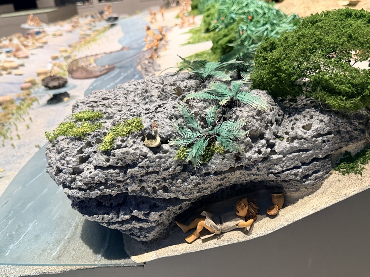 hosshiyan's tweet photo. 古代人の生活の箱庭展示。「あ！こいつ、サボってる！」と笑った僕を「ダメだよ！村を守るために夜ずっとパトロールするしごとかもしれないじゃない」とたしなめた、9歳の娘。目から鱗。反省。 https://t.co/JkkO1SWKvF