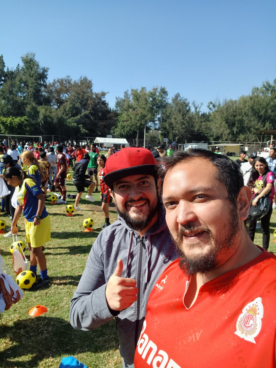 chavez33898's tweet photo. @DeporteCDMX Mi hermano y yo fuimos a la clase que se dio el 21 de febrero en monumento a la Revolución estábamos atrás del Javier Hidalgo y la del 28 en el velodromo y nos tomaron lista pero preguntamos a los promotores de indeporte y ponte pila y no saben la dinámica de las 2 clases, y no https://t.co/QB33XbroeH