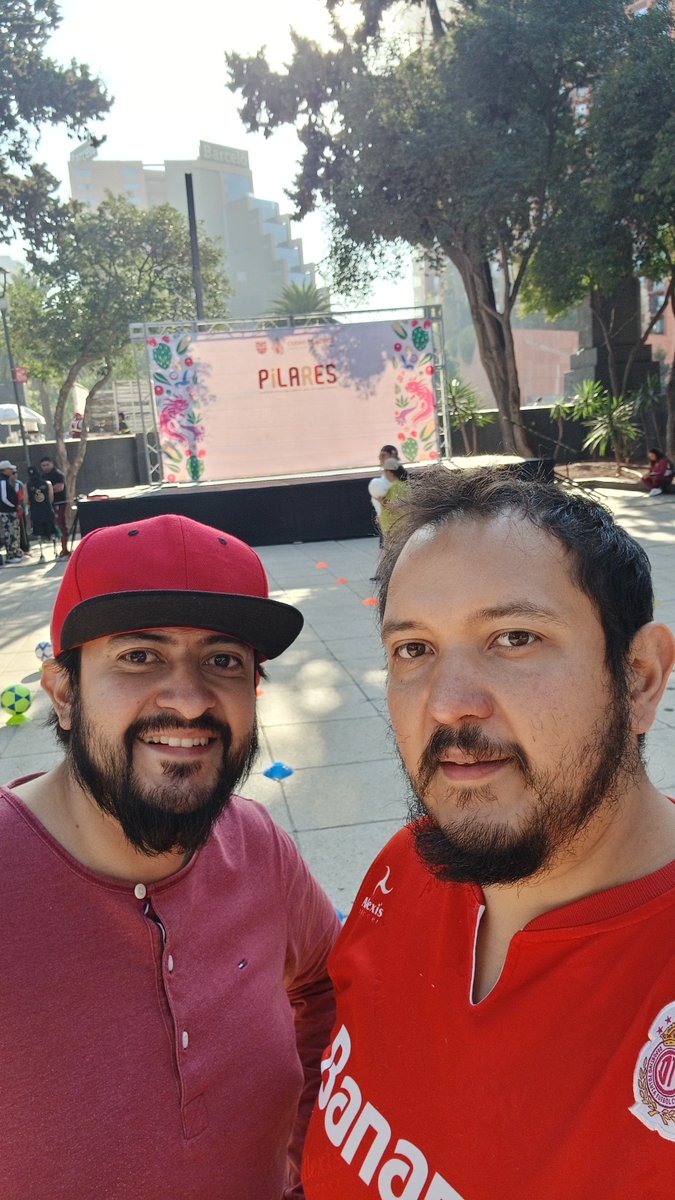 chavez33898's tweet photo. @DeporteCDMX Mi hermano y yo fuimos a la clase que se dio el 21 de febrero en monumento a la Revolución estábamos atrás del Javier Hidalgo y la del 28 en el velodromo y nos tomaron lista pero preguntamos a los promotores de indeporte y ponte pila y no saben la dinámica de las 2 clases, y no https://t.co/QB33XbroeH