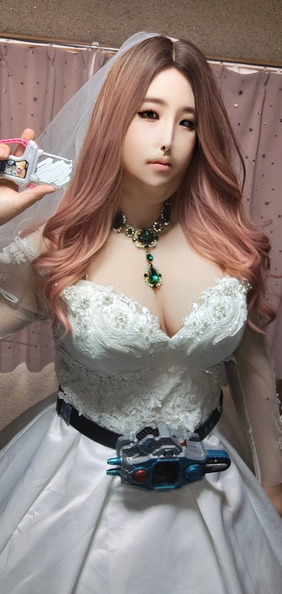26ANQuKskiIFQL4's tweet photo. 遅くなってしまいましたが
女優の松田るか さんが1月に結婚を報告されましたので、それを祝いまして……

久々に
仮面ライダーポッピー
ときめきクライシスゲーマーに変身💗

更に今回は
ときめきブライダルゲーマーにも変身💗

#女装 #シリコンバスト #カコジョ
#faceapp #仮面ライダーポッピー https://t.co/eHBHXno3z6