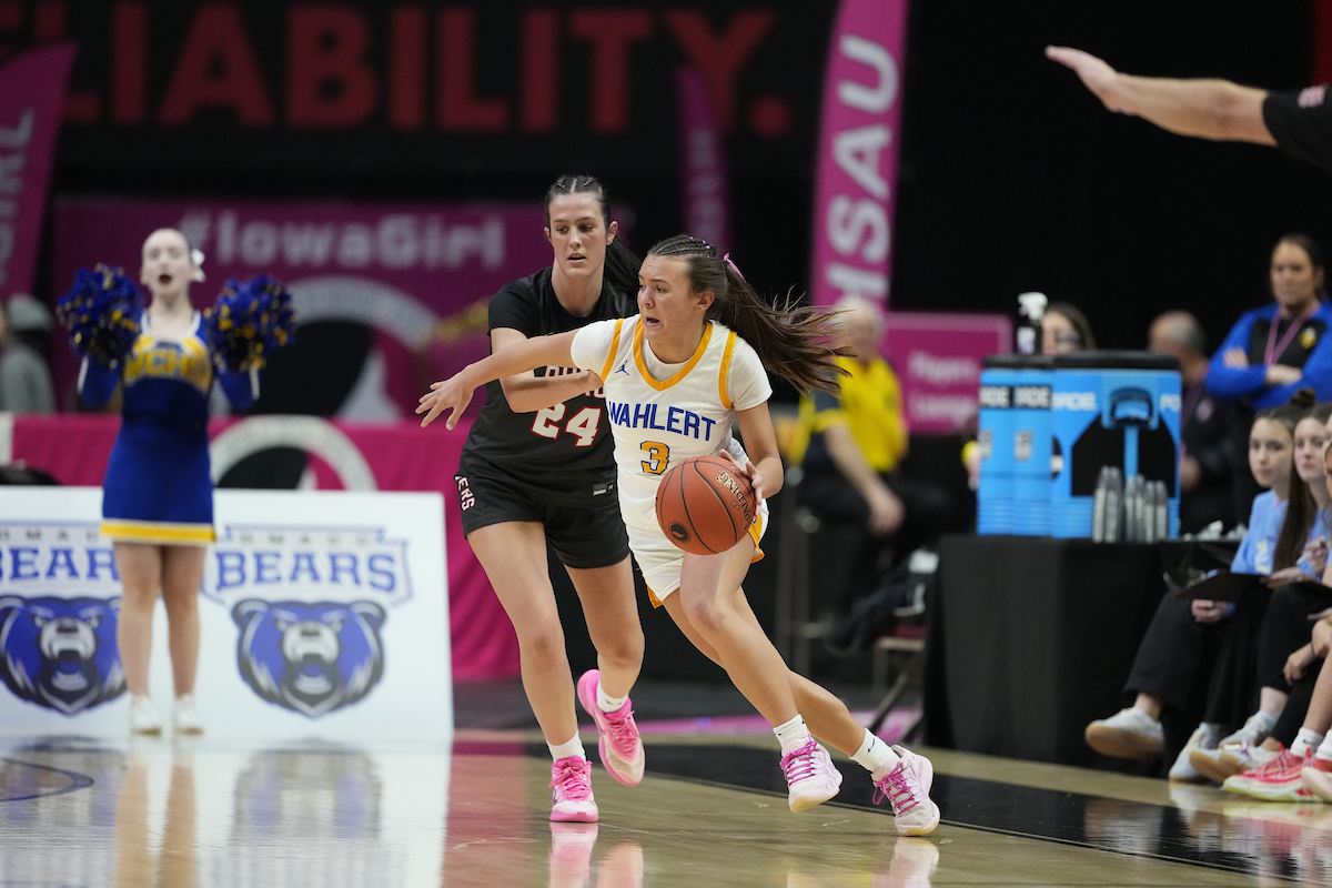 IGHSAU's tweet photo. Game story from Dubuque Wahlert Catholic's 3A state quarterfinal win over Williamsburg: https://t.co/E9AeeLppy9 https://t.co/wsW2SMNOaD