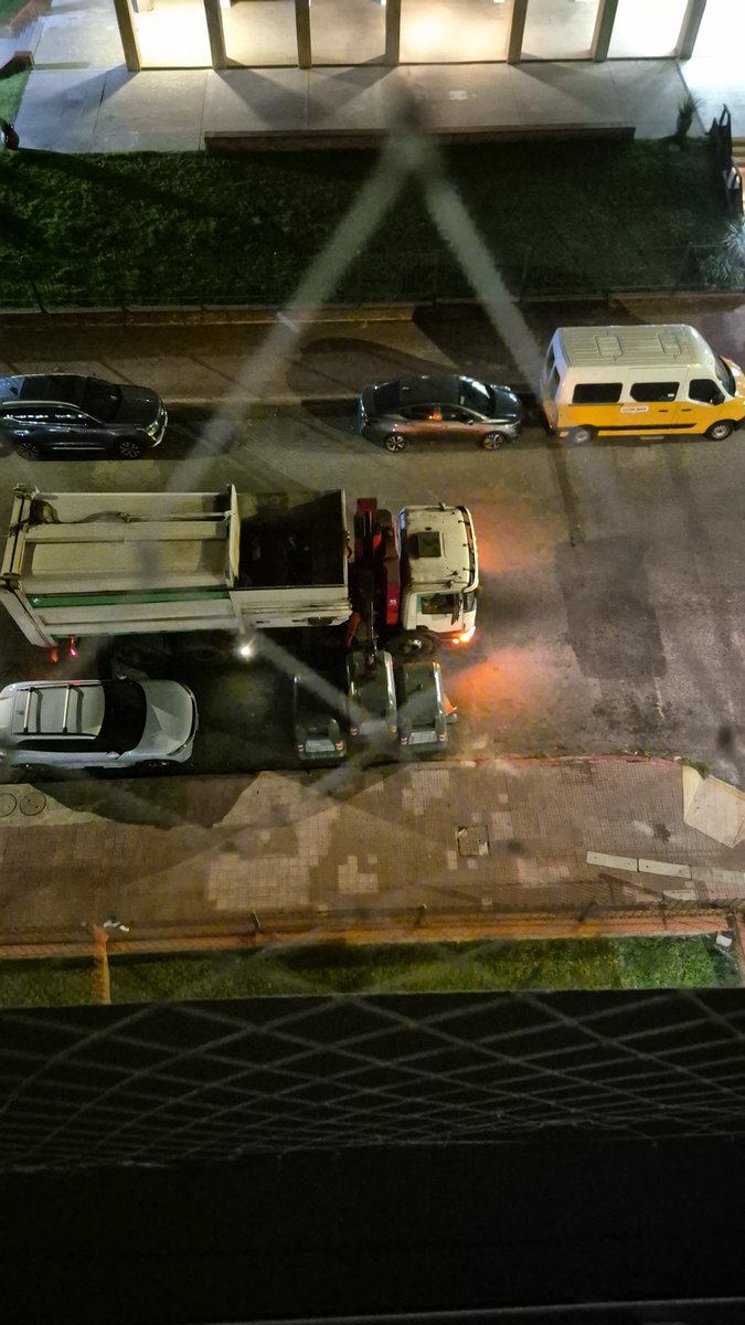 NatiArrambide's tweet photo. Resulta que vino el auxilio mecanico el camión esta con fallas, cuando la @montevideoIM cambiara la flota?? esto es continuó. Ademas si por cada contenedor van a estar 1 hora, imposible que los contenedores esten limpios. BASTA DE JUGAR CON NUESTROS IMPUESTOS!!! https://t.co/BXlsnx9JYW