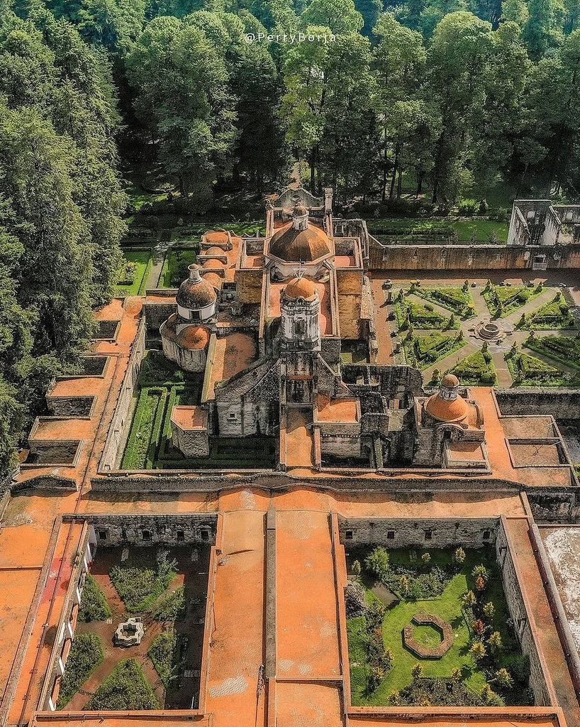 Esto no es Europa. Tampoco es una película medieval. Está en la CDMX… y fue construido hace más de 400 años en medio del bosque.

Sí, en 1606, cuando la ciudad todavía era muy distinta a la que conocemos hoy, los carmelitas descalzos decidieron levantar el Convento del Desierto