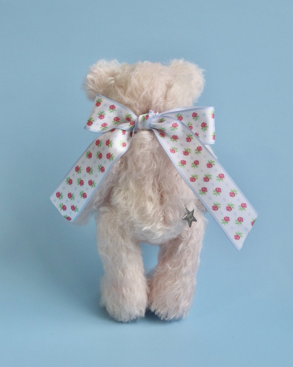 hosikake_market's tweet photo. Magie Bearのオリジナルパターンのファブリックを使用したシリーズが誕生しました！

Magie Bearの手足とリボンにMagie Flowerの生地を使用しています。
手足の刺繍はピンクとブルーの2色、お花も2色と少しずつ違う仕様になっていますので、お好みのこをお選びください♡
また、モヘアは春らしく優しいピンクに手染めをしております。
今後もピンクや他の色も制作できたらとは考えておりますが
今回のお色味は今回しかだせませんので、そちらもお楽しみ頂ければと思います♪

こちらは3月6日からのホシノカケラマーケットにて
販売スタート致します🧸
ぜひご覧頂けたらうれしいです♪