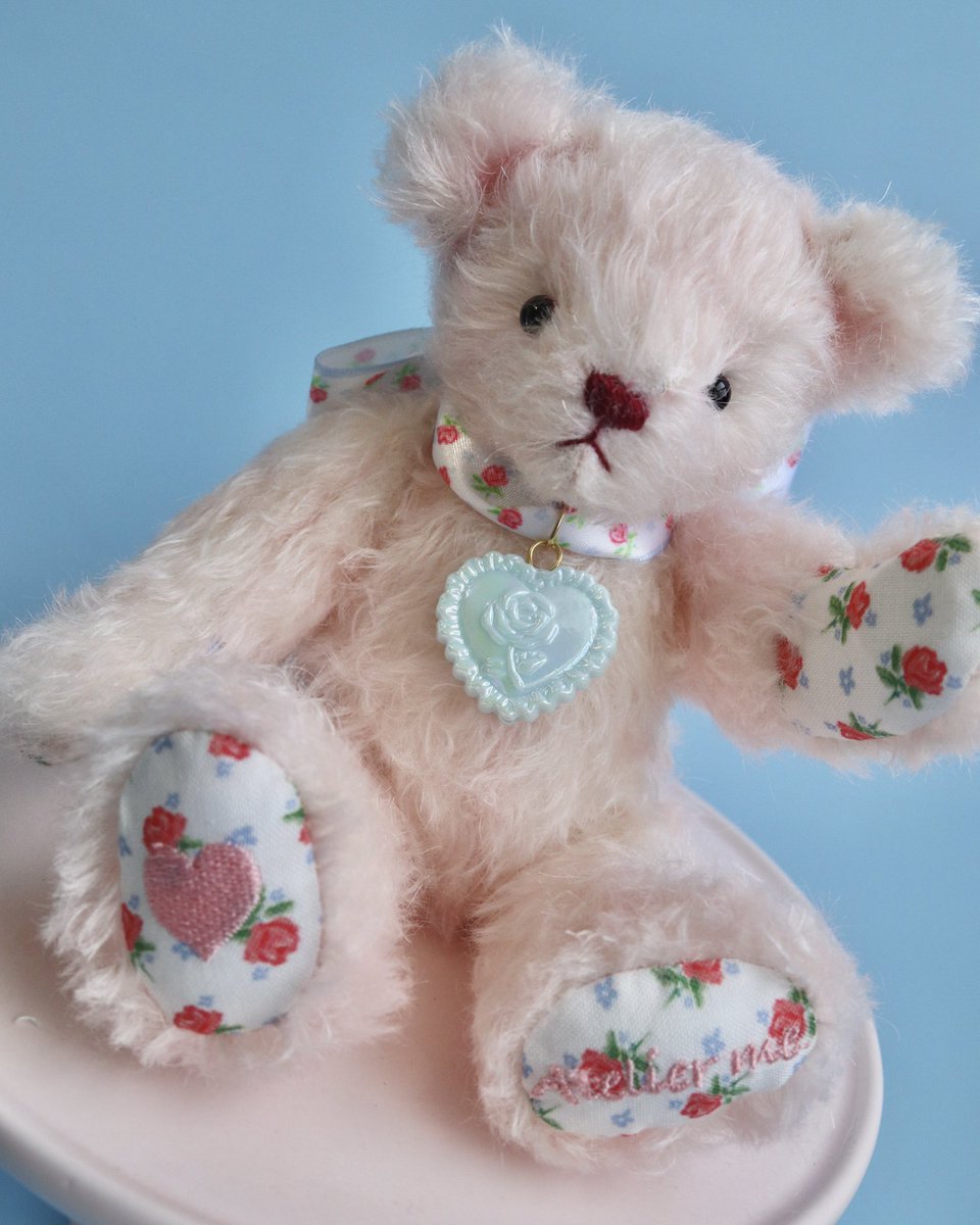 hosikake_market's tweet photo. Magie Bearのオリジナルパターンのファブリックを使用したシリーズが誕生しました！

Magie Bearの手足とリボンにMagie Flowerの生地を使用しています。
手足の刺繍はピンクとブルーの2色、お花も2色と少しずつ違う仕様になっていますので、お好みのこをお選びください♡
また、モヘアは春らしく優しいピンクに手染めをしております。
今後もピンクや他の色も制作できたらとは考えておりますが
今回のお色味は今回しかだせませんので、そちらもお楽しみ頂ければと思います♪

こちらは3月6日からのホシノカケラマーケットにて
販売スタート致します🧸
ぜひご覧頂けたらうれしいです♪