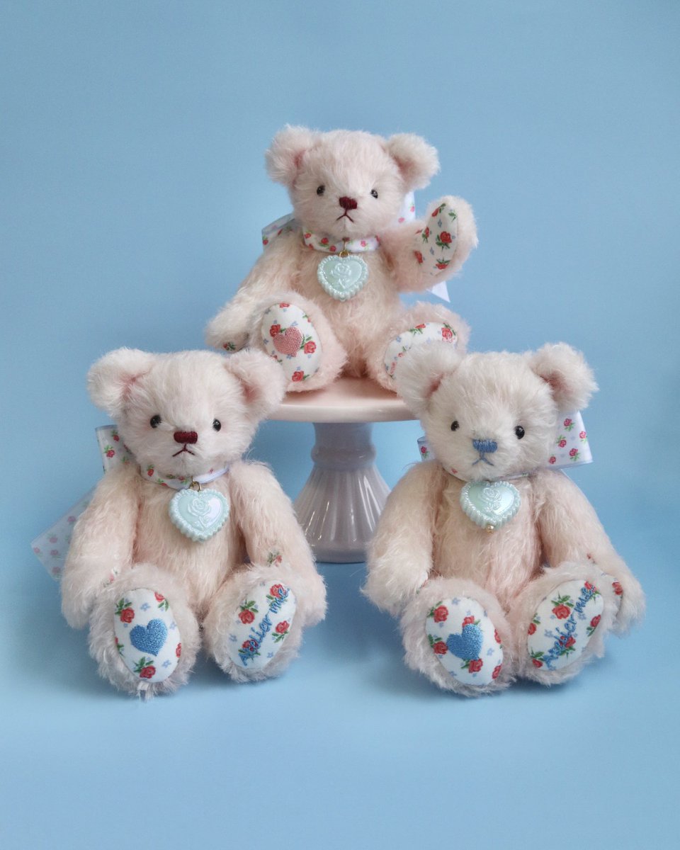 hosikake_market's tweet photo. Magie Bearのオリジナルパターンのファブリックを使用したシリーズが誕生しました！

Magie Bearの手足とリボンにMagie Flowerの生地を使用しています。
手足の刺繍はピンクとブルーの2色、お花も2色と少しずつ違う仕様になっていますので、お好みのこをお選びください♡
また、モヘアは春らしく優しいピンクに手染めをしております。
今後もピンクや他の色も制作できたらとは考えておりますが
今回のお色味は今回しかだせませんので、そちらもお楽しみ頂ければと思います♪

こちらは3月6日からのホシノカケラマーケットにて
販売スタート致します🧸
ぜひご覧頂けたらうれしいです♪