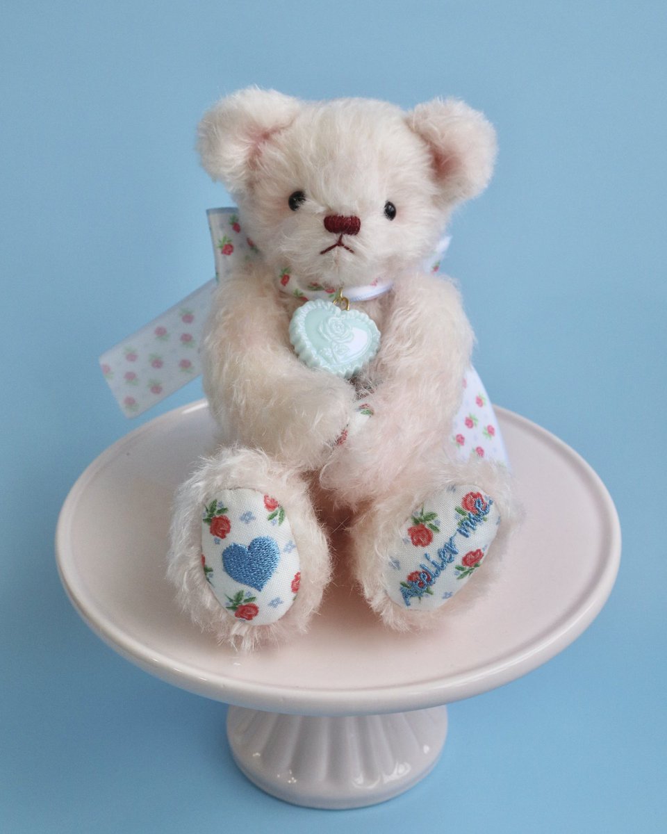 hosikake_market's tweet photo. Magie Bearのオリジナルパターンのファブリックを使用したシリーズが誕生しました！

Magie Bearの手足とリボンにMagie Flowerの生地を使用しています。
手足の刺繍はピンクとブルーの2色、お花も2色と少しずつ違う仕様になっていますので、お好みのこをお選びください♡
また、モヘアは春らしく優しいピンクに手染めをしております。
今後もピンクや他の色も制作できたらとは考えておりますが
今回のお色味は今回しかだせませんので、そちらもお楽しみ頂ければと思います♪

こちらは3月6日からのホシノカケラマーケットにて
販売スタート致します🧸
ぜひご覧頂けたらうれしいです♪