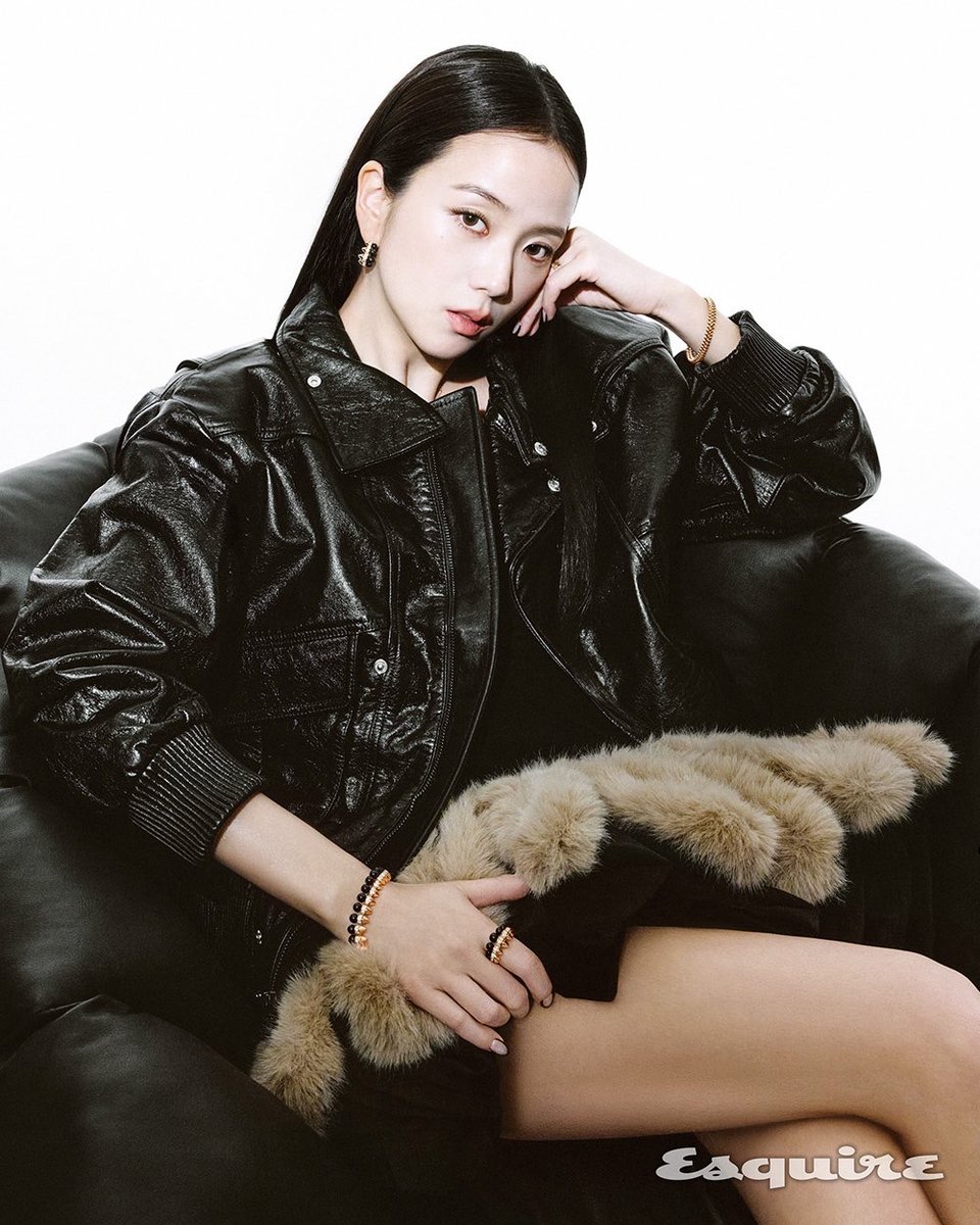 TheePopCore's tweet photo. JISOO looks effortlessly regal, serving pure class and elegance in new photos for ESQUIRE Korea. https://t.co/2AvEyrXTbb