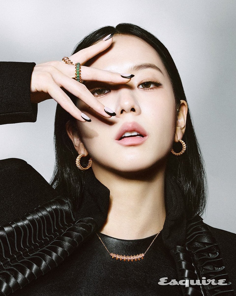 TheePopCore's tweet photo. JISOO looks effortlessly regal, serving pure class and elegance in new photos for ESQUIRE Korea. https://t.co/2AvEyrXTbb