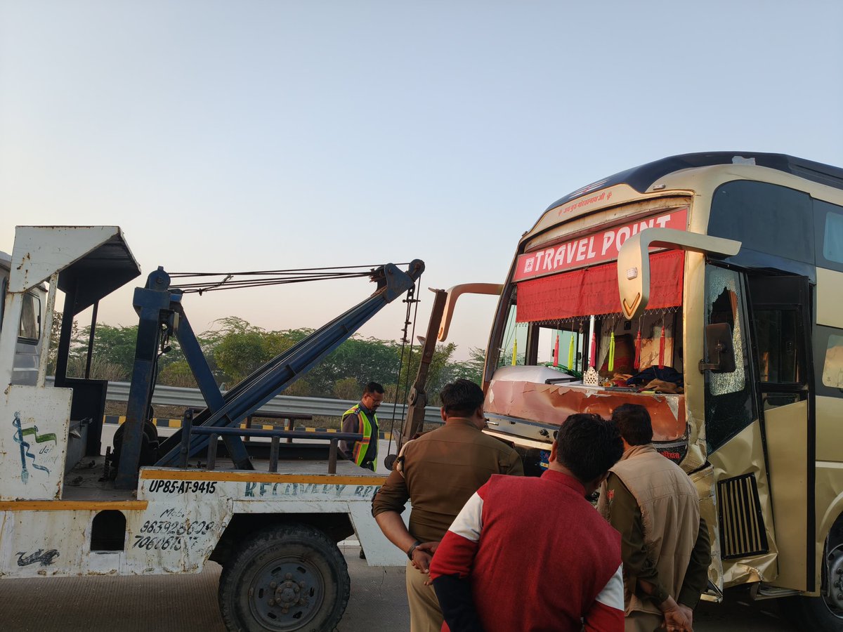 #uttarpradesh #हाथरस में यमुना एक्सप्रेसवे 141 माइलस्टोन पर इको कार ओर डबल डेकर बस की टक्कर में 6 लोगो की मौत हो गई,हादसे में 9 लोग भी गंभीर घायल हुए है जिसमें बच्चे भी शामिल है,सूचना पर पहुंची पुलिस ने घायलों को उपचार के लिए भर्ती कराया है। <a href="/Uppolice/">UP POLICE</a> <a href="/hathraspolice/">HATHRAS POLICE</a>