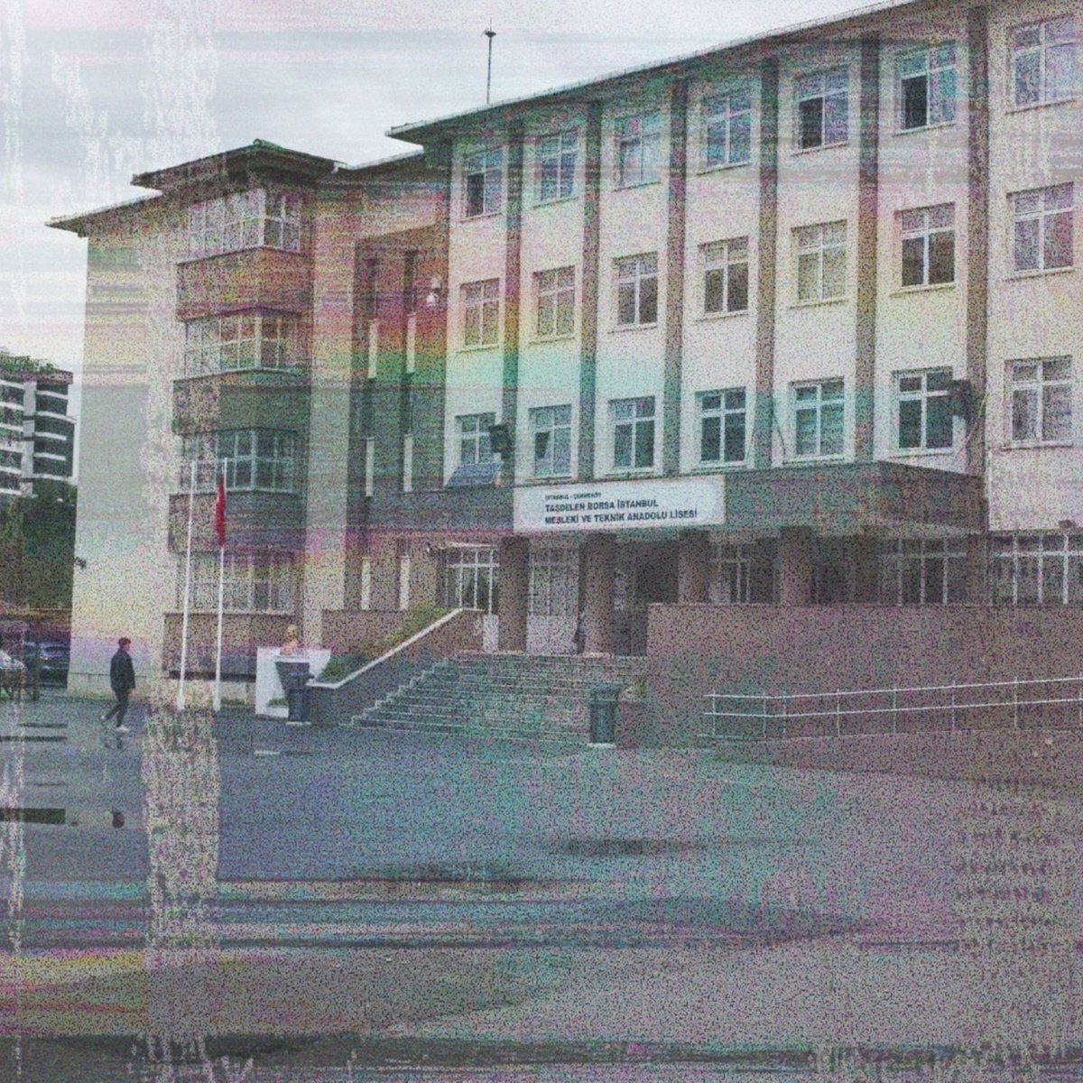 nedenttoldu's tweet photo. İstanbul'daki bir lisede 17 yaşındaki öğrencinin bıçakla saldırdığı öğretmen Fatma Nur Çelik hayatını kaybetti.

Okulda geçen yıl yaşanan bıçaklanma olayında Fatma Nur Çelik’in "Can güvenliğimiz yok" dediği ortaya çıktı.

 X'te #ÖğretmenSahipsizDeğildir etiketi TT oldu. https://t.co/EMEErRuCFd