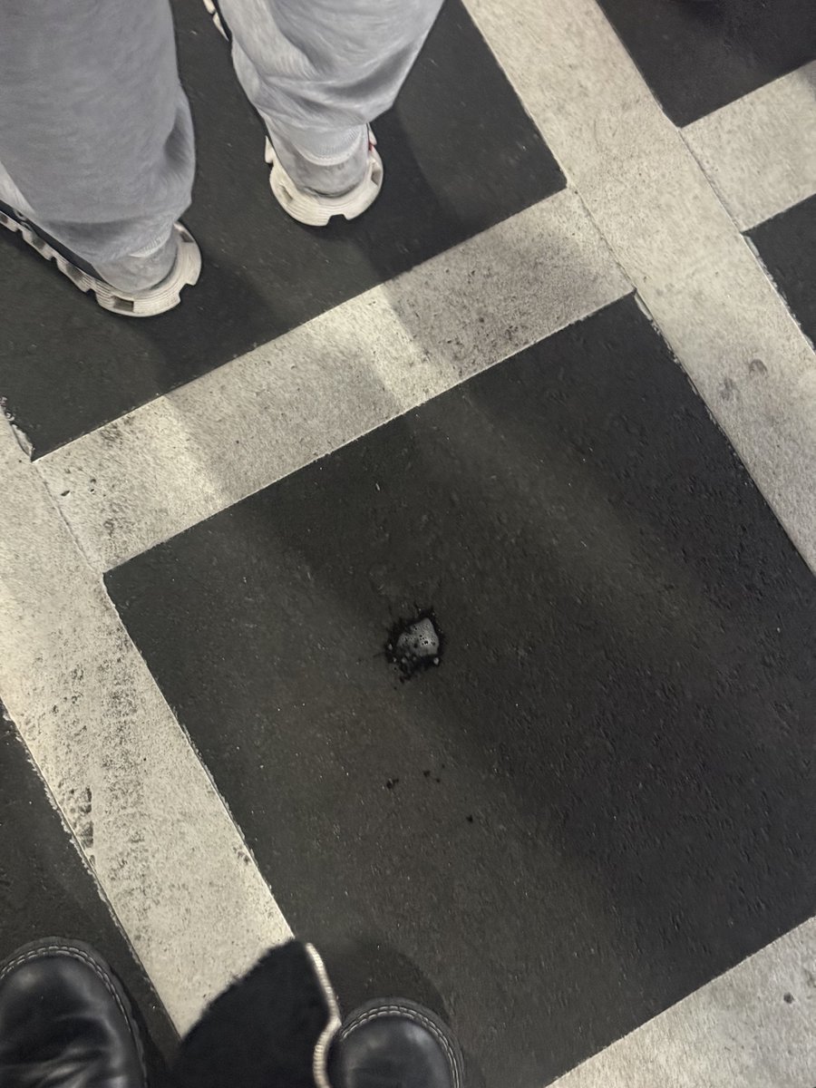 抽選ほぼ最後尾だし並ぶとこに痰吐かれてるしまじで今日いいことあってくれ