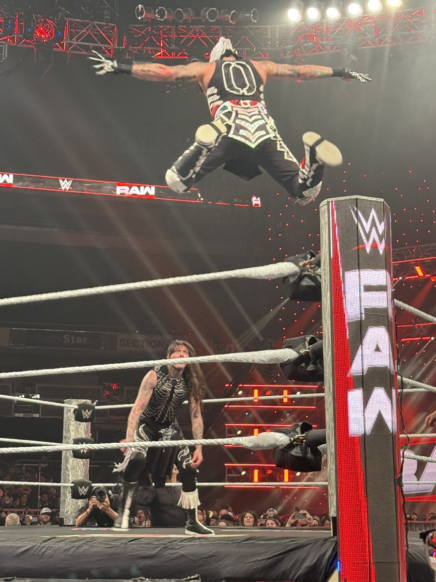cruzctrlcollins's tweet image. Penta got some air at Monday Night Raw @PENTAELZEROM @wwe #wweraw #penta #cruzcontrol
