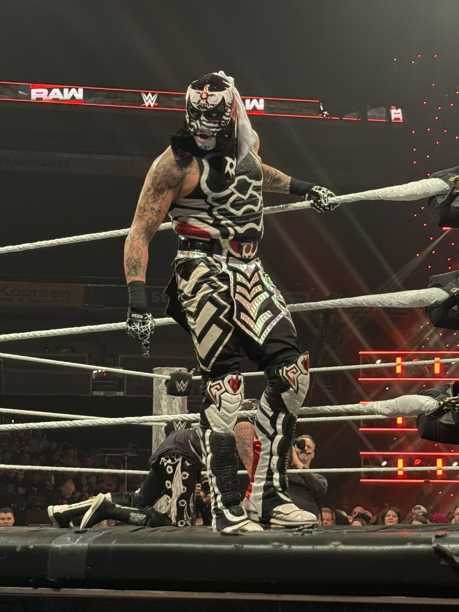 cruzctrlcollins's tweet image. Penta got some air at Monday Night Raw @PENTAELZEROM @wwe #wweraw #penta #cruzcontrol