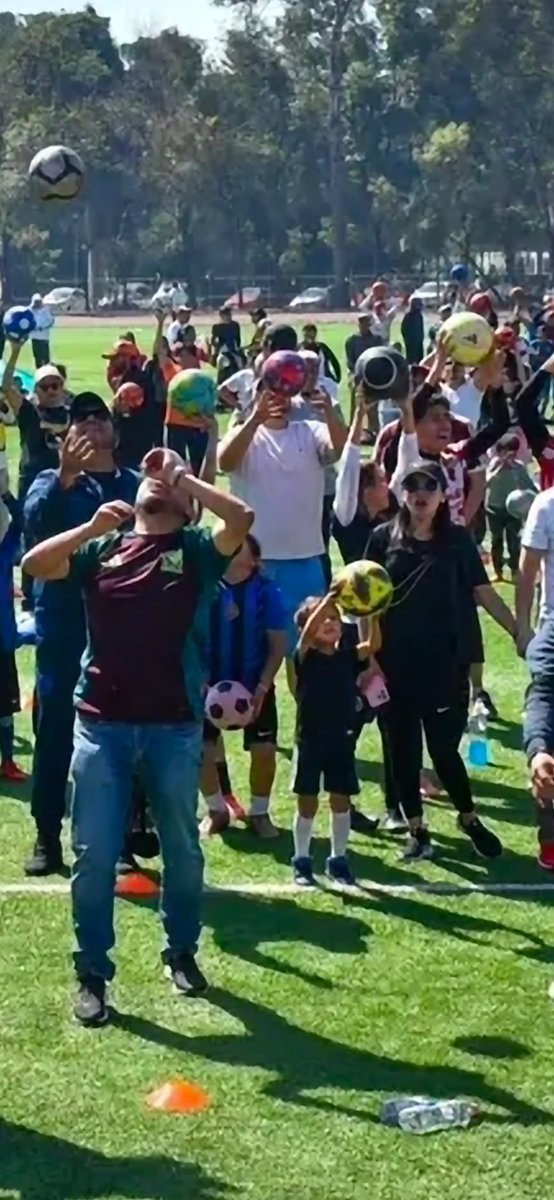 chavez33898's tweet photo. @DeporteCDMX Mi hermano y yo fuimos a la clase que se dio el 21 de febrero en monumento a la Revolución estábamos atrás del Javier Hidalgo y la del 28 en el velodromo y nos tomaron lista pero preguntamos a los promotores de indeporte y ponte pila y no saben la dinámica de las 2 clases, y no https://t.co/QB33XbroeH