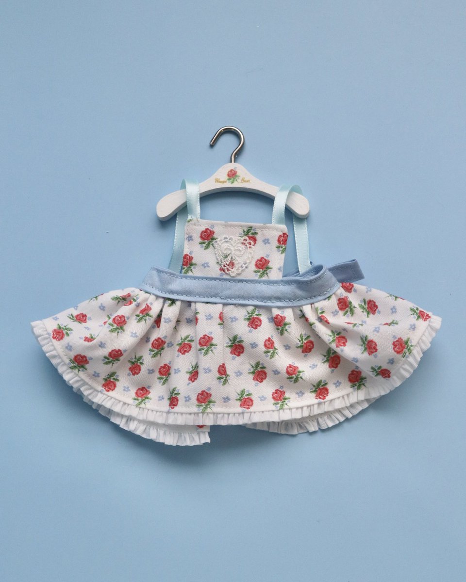 hosikake_market's tweet photo. \ Magie Flower シリーズ発売 /

Magie Bearのオリジナルパターンのファブリックを使用した
シリーズが誕生しました！

Magie Flowerのオリジナルファブリックを使用した特別感のある2WAYドレス。
ワンピース、前部分を折り返すとスカートと2WAYで楽しんで頂けます。

こちらは3月6日からのホシノカケラマーケットにて
販売スタート致します🧸
ぜひご覧頂けたらうれしいです♪
