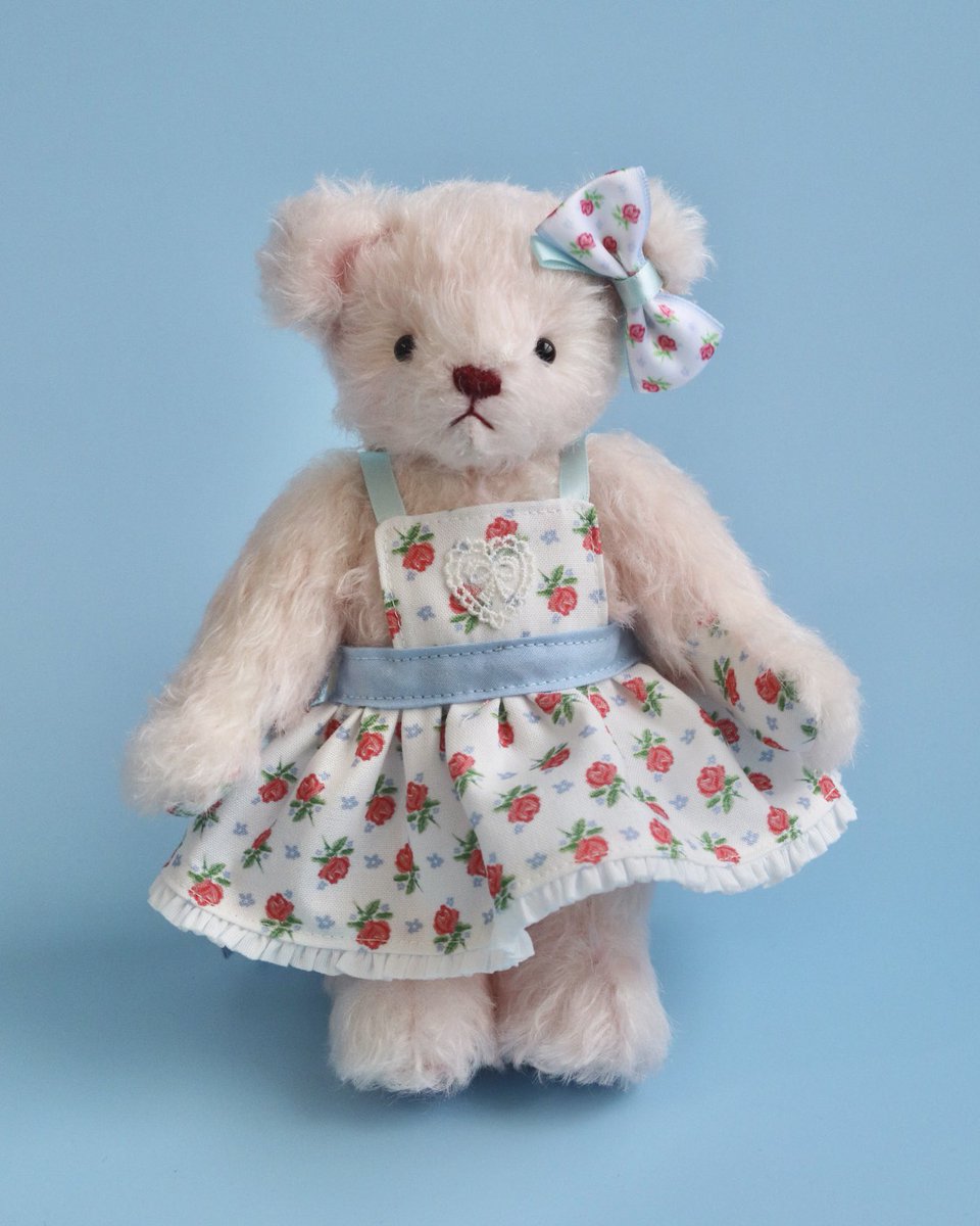 hosikake_market's tweet photo. \ Magie Flower シリーズ発売 /

Magie Bearのオリジナルパターンのファブリックを使用した
シリーズが誕生しました！

Magie Flowerのオリジナルファブリックを使用した特別感のある2WAYドレス。
ワンピース、前部分を折り返すとスカートと2WAYで楽しんで頂けます。

こちらは3月6日からのホシノカケラマーケットにて
販売スタート致します🧸
ぜひご覧頂けたらうれしいです♪