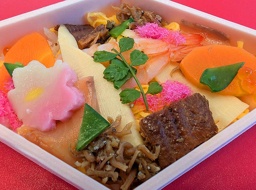 chiyodaisan's tweet photo. ひな寿司（美濃吉／大丸東京）
「美濃吉」は、京都に本拠を構える京料理店です。縁起の良い海老とサーモンや鰻、錦糸玉子、桜でんぶなどが彩り良くあしらわれています。酢飯には京都ならではの千鳥酢が使われており、上品な味わいが美味です。
#ひな寿司 #美濃吉 #ひなまつり #Sushi #GirlsFestival https://t.co/fKmG2REqN9