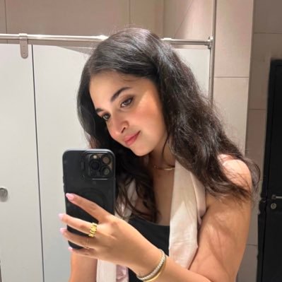 Miss9zbf's tweet photo. Burnt hair
a long, ugly nose
no lips
 thick arms
Girl I'm surprised you can bully anyone looking like that 🥀 https://t.co/ks73YTVfy5