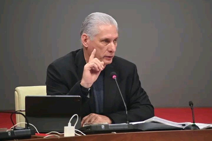🇨🇺| Nos tenemos que centrar, de inmediato, en implementar las transformaciones urgentes, las más necesarias, que hay que hacerle al modelo económico y social, indicó <a href="/DiazCanelB/">Miguel Díaz-Canel Bermúdez</a> al intervenir en reunión del Consejo de Ministros.
#CubaVencerá