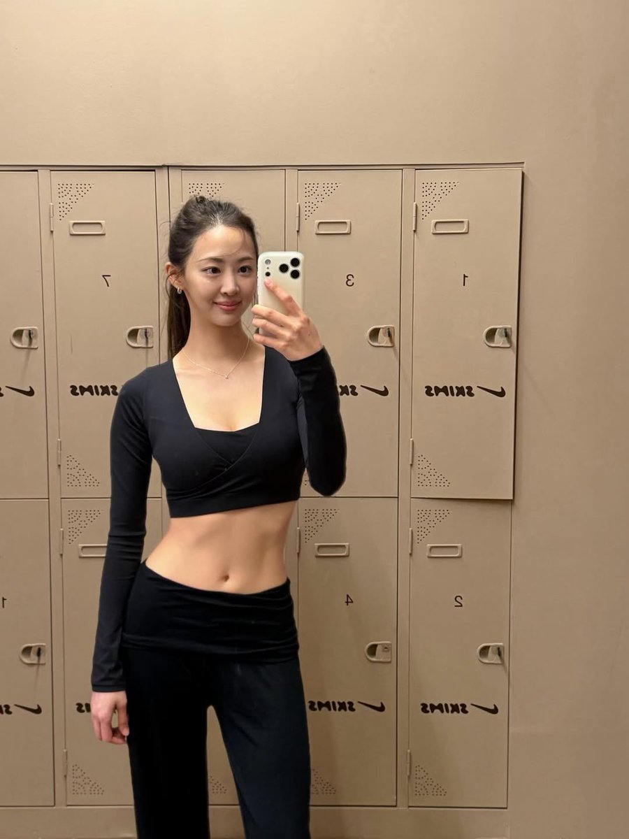 Jhyoniecorn's tweet photo. [SOMSTAGRAM] 260302 #DASOM

som0506: NIKE x SKIMS 📷 https://t.co/7CffOOg7zL