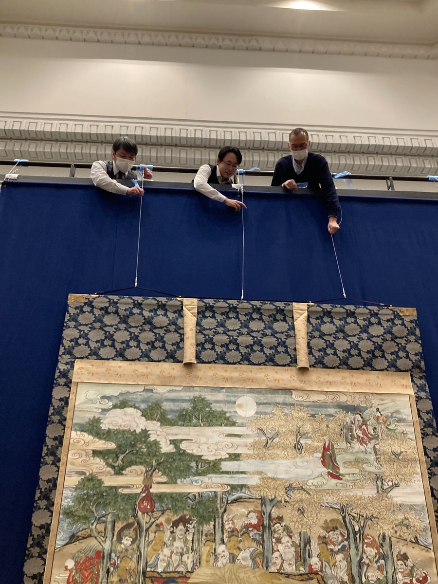 zenpaku2002's tweet photo. 2/16から半月の間、多くの方にご覧いただいた大涅槃図　※写真は昨日の撤収作業の様子
この作業を終えると春の始まりを感じます🌸

春季特別公開 #道元禅師 真筆『#正法眼蔵嗣書』
3月23日（月）～4月10日（金）
釈尊降誕会「#花まつり」
4月2日（木）～7日（火）
https://t.co/qcyGskjzMI

#駒澤大学 https://t.co/Sy3GMuXQeB