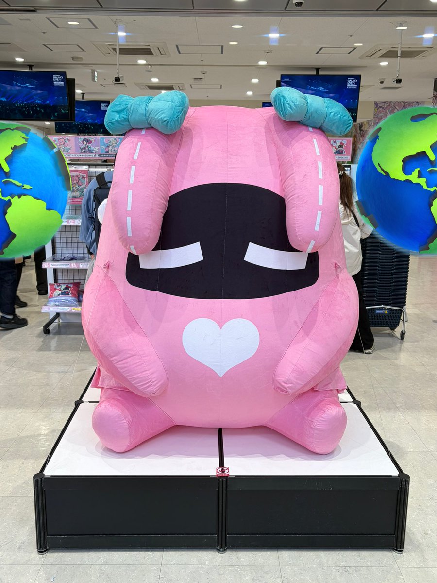 tarusei_'s tweet photo. 池袋アニメイトにかわいいがいた https://t.co/P5eqnh9nX0