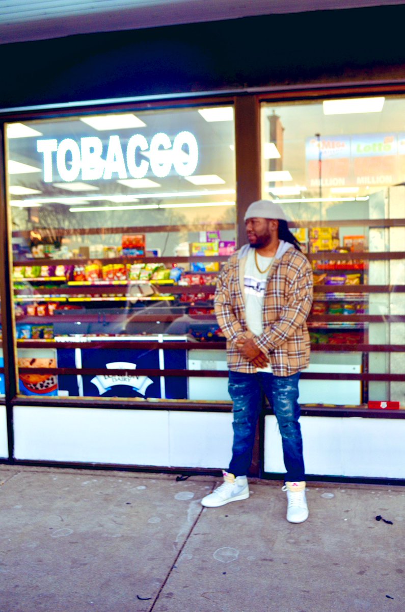 EazyTheUnderdog's tweet photo. Used to post up at the corner store with pockets light but dreams heavyweight.
Same sidewalk… different mindset.
Grateful for the grind — proud of the growth. 💭✨
#DifferentByChoice
#FromTheCorner
#HustleSeason
#ChicagoEnergy
#ElevationSeason https://t.co/aUHXz0HMFX