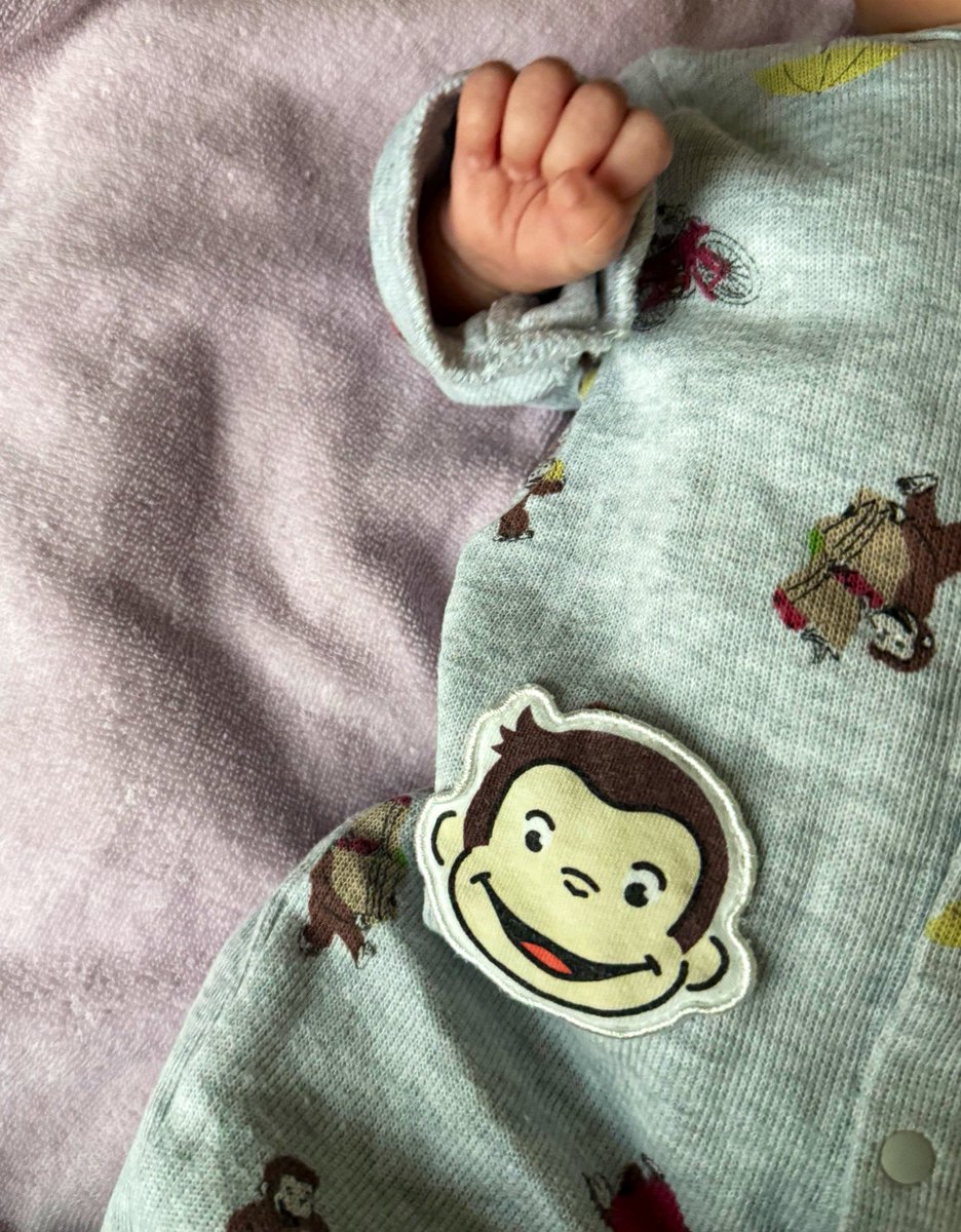 ____kc_ilys___'s tweet photo. 予定日から1週間遅れで無事に👶🏻🎀
岸くんの弾き語りに大興奮してたら明け方に陣痛きました✌🏻笑
女の子だけど上の子のお下がりのジョージ🐵💜
いろいろ追いつけてなかったけどとりあえず3XL💗予約しなきゃ！
dm溜めててごめんなさい〜🥹 https://t.co/iaFPC48djb