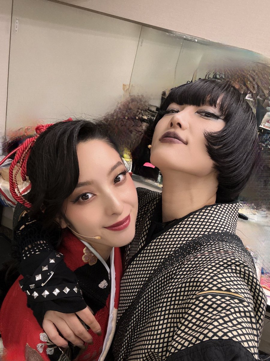 marisa_dayo_'s tweet photo. 記録用の映像を見てました。　#舞台女郎蜘蛛 
毎日、お熊さんとしてみんなのこと見てたから、客観的に観ると不思議な感じでした。

今から、地獄を一緒に生きたみんなについて早口で語りますので薄目で読んでください。

キャスティングしていただいてメンツを見た時
仲良くなれるか心配だった。色々と強そうなメンツだなぁとちょっと日和って、壁を作って閉じこもったままやろうかなとも一瞬思った。

けどお稽古が始まったら
それぞれが持つプライドと、この作品への熱意がぶつかりあい、お互いへのリスペクトもあるからこそみんなのことがとっても好きになっていった。

ばんびちゃんへの我々の求心力と、お伝さんを中心にした毒婦たちの求心力はリンクしているようで、中屋敷さんの演出のもとで高まっていく「これはすごいものができそうだぞ」という興奮が、さらに私たちを一つのカンパニーとして仕上げていきました。

最初から最後まで稽古場にいてみんなのことをよくみて声をかけてくれる万美ちゃん。ばんびちゃんのダンスはやっぱり格が違う。スキルに、場数と、覚悟と、いろんなものが合わさってできた特級品。声も渋くてかっこいい。だけどなんだかね、ご本人は可愛くてねぇ。嗚呼万美顔本当可愛私理想否万人理想也。わたしは、あのちっちゃい頭が可愛くて胸が苦しくなるんですよ。

実は誰よりも柔らかくて人懐っこくて優しい人で、わたしたちに着物の捌き方や仕草を教えてくれた包容力の塊のらんまさん。練習用に撮った見返りのポーズの動画とか、美しすぎるので国宝に指定しときます。
立ってるだけでかっこよくて、袖で待ってる姿を写真撮りたいと何度も思って、でもスマホがないから、渋々、いや、渋々ですよ？いつも抱きついてました。ありがとうございました。

膨大な台詞量にも関わらず誰よりも早く台本を放して、お梅さんとして姿を現してくれたゆうりちゃん。ゆうりちゃんという俳優さんは、仄々さんを見て想像していたよりずっと実直で、まっすぐ芝居に向き合う人で、臆せずトライする姿勢に胸を打たれました。ちなみにわたしの推しポイントは、うなじです。襟足の終わりがとんでもなく上にあり、頭が小さい‼️そして目が、でかい‼️人間の顔における美人としてとてつもなく完璧に近いと思います。前下がりのミニマムボブとかベリーショートにしてもすっごい似合う頭の形ですね、あれは。毎日見惚れてたなぁ。

みずきちゃんも今までラブライブやアサルトで何回も拝見していたのですが、会ってみたら誰よりもさっぱりサバサバして居心地のいい人でした。稽古場の席が隣で、最初「さいばみずきちゃんが、隣に…！」ってめちゃくちゃ緊張してたんですが、予想外に持ってる空気が落ち着いているので、気がついたら慣れてました。
歌声も台詞の声も特徴的でパコーンと耳に入ってきてくれるし、お七ちゃんという人を特別なものにしていたなぁと思う。可愛いんだけど、めちゃくちゃ頼れる。かっこいいオンナです。でもお顔は、わたしのサンリオの推しキャラ「ぴあのちゃん」に似てるんです。異論は認めません。

続く