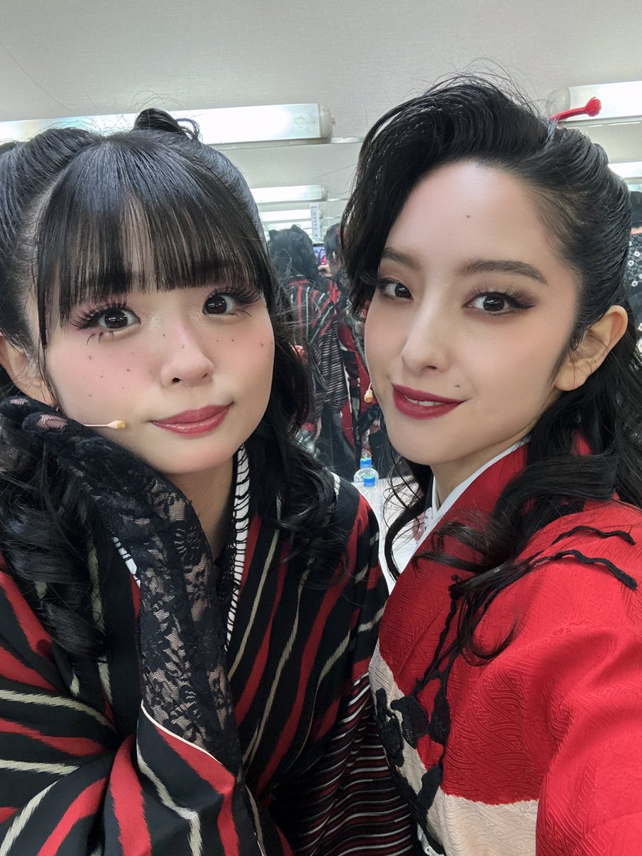 marisa_dayo_'s tweet photo. 記録用の映像を見てました。　#舞台女郎蜘蛛 
毎日、お熊さんとしてみんなのこと見てたから、客観的に観ると不思議な感じでした。

今から、地獄を一緒に生きたみんなについて早口で語りますので薄目で読んでください。

キャスティングしていただいてメンツを見た時
仲良くなれるか心配だった。色々と強そうなメンツだなぁとちょっと日和って、壁を作って閉じこもったままやろうかなとも一瞬思った。

けどお稽古が始まったら
それぞれが持つプライドと、この作品への熱意がぶつかりあい、お互いへのリスペクトもあるからこそみんなのことがとっても好きになっていった。

ばんびちゃんへの我々の求心力と、お伝さんを中心にした毒婦たちの求心力はリンクしているようで、中屋敷さんの演出のもとで高まっていく「これはすごいものができそうだぞ」という興奮が、さらに私たちを一つのカンパニーとして仕上げていきました。

最初から最後まで稽古場にいてみんなのことをよくみて声をかけてくれる万美ちゃん。ばんびちゃんのダンスはやっぱり格が違う。スキルに、場数と、覚悟と、いろんなものが合わさってできた特級品。声も渋くてかっこいい。だけどなんだかね、ご本人は可愛くてねぇ。嗚呼万美顔本当可愛私理想否万人理想也。わたしは、あのちっちゃい頭が可愛くて胸が苦しくなるんですよ。

実は誰よりも柔らかくて人懐っこくて優しい人で、わたしたちに着物の捌き方や仕草を教えてくれた包容力の塊のらんまさん。練習用に撮った見返りのポーズの動画とか、美しすぎるので国宝に指定しときます。
立ってるだけでかっこよくて、袖で待ってる姿を写真撮りたいと何度も思って、でもスマホがないから、渋々、いや、渋々ですよ？いつも抱きついてました。ありがとうございました。

膨大な台詞量にも関わらず誰よりも早く台本を放して、お梅さんとして姿を現してくれたゆうりちゃん。ゆうりちゃんという俳優さんは、仄々さんを見て想像していたよりずっと実直で、まっすぐ芝居に向き合う人で、臆せずトライする姿勢に胸を打たれました。ちなみにわたしの推しポイントは、うなじです。襟足の終わりがとんでもなく上にあり、頭が小さい‼️そして目が、でかい‼️人間の顔における美人としてとてつもなく完璧に近いと思います。前下がりのミニマムボブとかベリーショートにしてもすっごい似合う頭の形ですね、あれは。毎日見惚れてたなぁ。

みずきちゃんも今までラブライブやアサルトで何回も拝見していたのですが、会ってみたら誰よりもさっぱりサバサバして居心地のいい人でした。稽古場の席が隣で、最初「さいばみずきちゃんが、隣に…！」ってめちゃくちゃ緊張してたんですが、予想外に持ってる空気が落ち着いているので、気がついたら慣れてました。
歌声も台詞の声も特徴的でパコーンと耳に入ってきてくれるし、お七ちゃんという人を特別なものにしていたなぁと思う。可愛いんだけど、めちゃくちゃ頼れる。かっこいいオンナです。でもお顔は、わたしのサンリオの推しキャラ「ぴあのちゃん」に似てるんです。異論は認めません。

続く