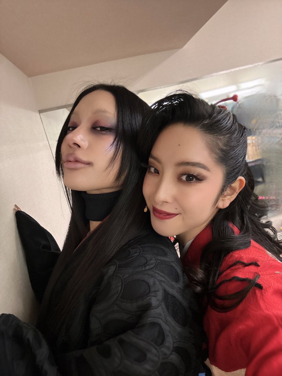 marisa_dayo_'s tweet photo. 記録用の映像を見てました。　#舞台女郎蜘蛛 
毎日、お熊さんとしてみんなのこと見てたから、客観的に観ると不思議な感じでした。

今から、地獄を一緒に生きたみんなについて早口で語りますので薄目で読んでください。

キャスティングしていただいてメンツを見た時
仲良くなれるか心配だった。色々と強そうなメンツだなぁとちょっと日和って、壁を作って閉じこもったままやろうかなとも一瞬思った。

けどお稽古が始まったら
それぞれが持つプライドと、この作品への熱意がぶつかりあい、お互いへのリスペクトもあるからこそみんなのことがとっても好きになっていった。

ばんびちゃんへの我々の求心力と、お伝さんを中心にした毒婦たちの求心力はリンクしているようで、中屋敷さんの演出のもとで高まっていく「これはすごいものができそうだぞ」という興奮が、さらに私たちを一つのカンパニーとして仕上げていきました。

最初から最後まで稽古場にいてみんなのことをよくみて声をかけてくれる万美ちゃん。ばんびちゃんのダンスはやっぱり格が違う。スキルに、場数と、覚悟と、いろんなものが合わさってできた特級品。声も渋くてかっこいい。だけどなんだかね、ご本人は可愛くてねぇ。嗚呼万美顔本当可愛私理想否万人理想也。わたしは、あのちっちゃい頭が可愛くて胸が苦しくなるんですよ。

実は誰よりも柔らかくて人懐っこくて優しい人で、わたしたちに着物の捌き方や仕草を教えてくれた包容力の塊のらんまさん。練習用に撮った見返りのポーズの動画とか、美しすぎるので国宝に指定しときます。
立ってるだけでかっこよくて、袖で待ってる姿を写真撮りたいと何度も思って、でもスマホがないから、渋々、いや、渋々ですよ？いつも抱きついてました。ありがとうございました。

膨大な台詞量にも関わらず誰よりも早く台本を放して、お梅さんとして姿を現してくれたゆうりちゃん。ゆうりちゃんという俳優さんは、仄々さんを見て想像していたよりずっと実直で、まっすぐ芝居に向き合う人で、臆せずトライする姿勢に胸を打たれました。ちなみにわたしの推しポイントは、うなじです。襟足の終わりがとんでもなく上にあり、頭が小さい‼️そして目が、でかい‼️人間の顔における美人としてとてつもなく完璧に近いと思います。前下がりのミニマムボブとかベリーショートにしてもすっごい似合う頭の形ですね、あれは。毎日見惚れてたなぁ。

みずきちゃんも今までラブライブやアサルトで何回も拝見していたのですが、会ってみたら誰よりもさっぱりサバサバして居心地のいい人でした。稽古場の席が隣で、最初「さいばみずきちゃんが、隣に…！」ってめちゃくちゃ緊張してたんですが、予想外に持ってる空気が落ち着いているので、気がついたら慣れてました。
歌声も台詞の声も特徴的でパコーンと耳に入ってきてくれるし、お七ちゃんという人を特別なものにしていたなぁと思う。可愛いんだけど、めちゃくちゃ頼れる。かっこいいオンナです。でもお顔は、わたしのサンリオの推しキャラ「ぴあのちゃん」に似てるんです。異論は認めません。

続く