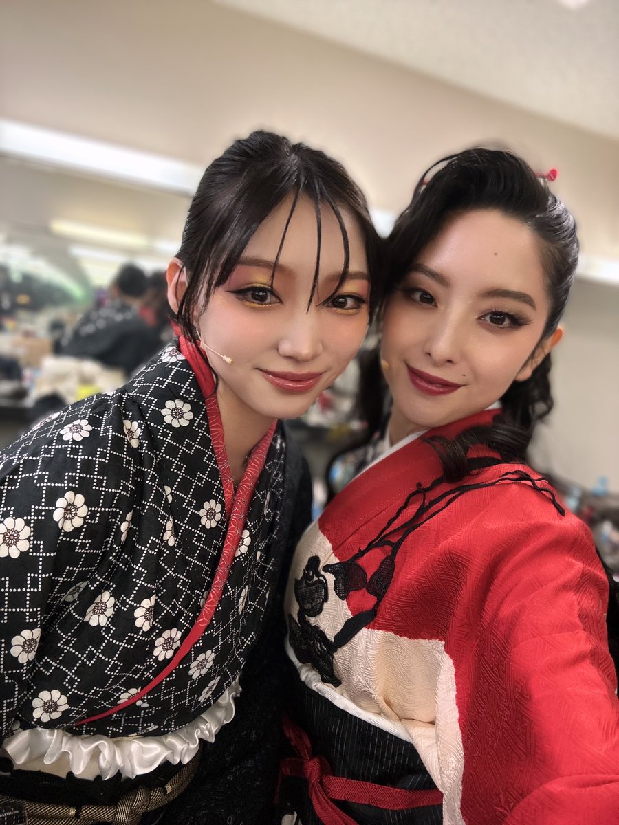 marisa_dayo_'s tweet photo. 記録用の映像を見てました。　#舞台女郎蜘蛛 
毎日、お熊さんとしてみんなのこと見てたから、客観的に観ると不思議な感じでした。

今から、地獄を一緒に生きたみんなについて早口で語りますので薄目で読んでください。

キャスティングしていただいてメンツを見た時
仲良くなれるか心配だった。色々と強そうなメンツだなぁとちょっと日和って、壁を作って閉じこもったままやろうかなとも一瞬思った。

けどお稽古が始まったら
それぞれが持つプライドと、この作品への熱意がぶつかりあい、お互いへのリスペクトもあるからこそみんなのことがとっても好きになっていった。

ばんびちゃんへの我々の求心力と、お伝さんを中心にした毒婦たちの求心力はリンクしているようで、中屋敷さんの演出のもとで高まっていく「これはすごいものができそうだぞ」という興奮が、さらに私たちを一つのカンパニーとして仕上げていきました。

最初から最後まで稽古場にいてみんなのことをよくみて声をかけてくれる万美ちゃん。ばんびちゃんのダンスはやっぱり格が違う。スキルに、場数と、覚悟と、いろんなものが合わさってできた特級品。声も渋くてかっこいい。だけどなんだかね、ご本人は可愛くてねぇ。嗚呼万美顔本当可愛私理想否万人理想也。わたしは、あのちっちゃい頭が可愛くて胸が苦しくなるんですよ。

実は誰よりも柔らかくて人懐っこくて優しい人で、わたしたちに着物の捌き方や仕草を教えてくれた包容力の塊のらんまさん。練習用に撮った見返りのポーズの動画とか、美しすぎるので国宝に指定しときます。
立ってるだけでかっこよくて、袖で待ってる姿を写真撮りたいと何度も思って、でもスマホがないから、渋々、いや、渋々ですよ？いつも抱きついてました。ありがとうございました。

膨大な台詞量にも関わらず誰よりも早く台本を放して、お梅さんとして姿を現してくれたゆうりちゃん。ゆうりちゃんという俳優さんは、仄々さんを見て想像していたよりずっと実直で、まっすぐ芝居に向き合う人で、臆せずトライする姿勢に胸を打たれました。ちなみにわたしの推しポイントは、うなじです。襟足の終わりがとんでもなく上にあり、頭が小さい‼️そして目が、でかい‼️人間の顔における美人としてとてつもなく完璧に近いと思います。前下がりのミニマムボブとかベリーショートにしてもすっごい似合う頭の形ですね、あれは。毎日見惚れてたなぁ。

みずきちゃんも今までラブライブやアサルトで何回も拝見していたのですが、会ってみたら誰よりもさっぱりサバサバして居心地のいい人でした。稽古場の席が隣で、最初「さいばみずきちゃんが、隣に…！」ってめちゃくちゃ緊張してたんですが、予想外に持ってる空気が落ち着いているので、気がついたら慣れてました。
歌声も台詞の声も特徴的でパコーンと耳に入ってきてくれるし、お七ちゃんという人を特別なものにしていたなぁと思う。可愛いんだけど、めちゃくちゃ頼れる。かっこいいオンナです。でもお顔は、わたしのサンリオの推しキャラ「ぴあのちゃん」に似てるんです。異論は認めません。

続く