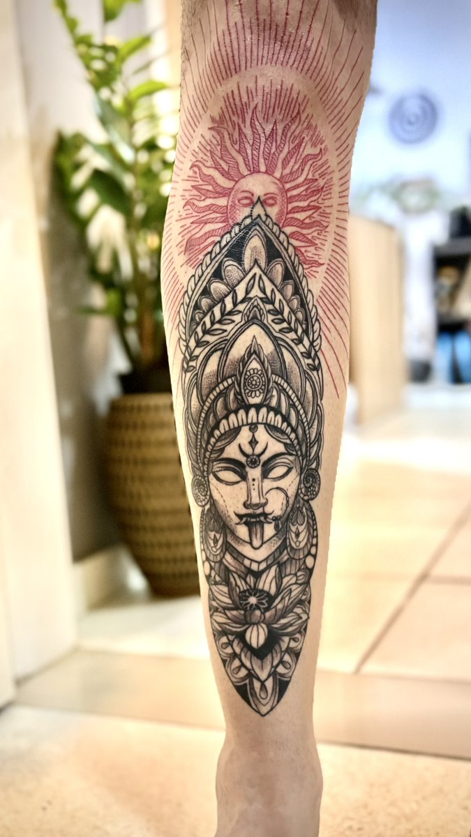 PhaelBiscaro's tweet photo. Kali é a poderosa deusa hindu do tempo, da transformação e da destruição do ego. Ela representa o poder feminino primordial que destrói o mal para permitir o renascimento e a renovação. Embora retratada com aparência sombria e feroz, é cultuada como a Mãe protetora. https://t.co/gFj3DApi6k