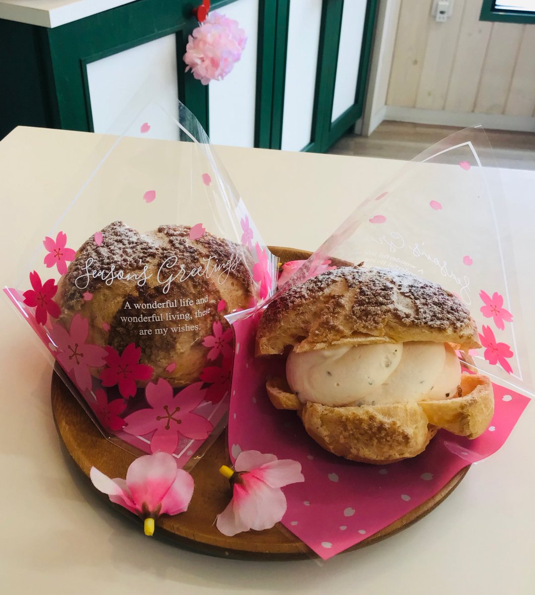 Sam997Uncle's tweet photo. 今日ひな祭りですね🎎
桜のシュークリームもスタートしました🌸
#ひな祭り #桜のシュークリーム https://t.co/9zNeyMCejp