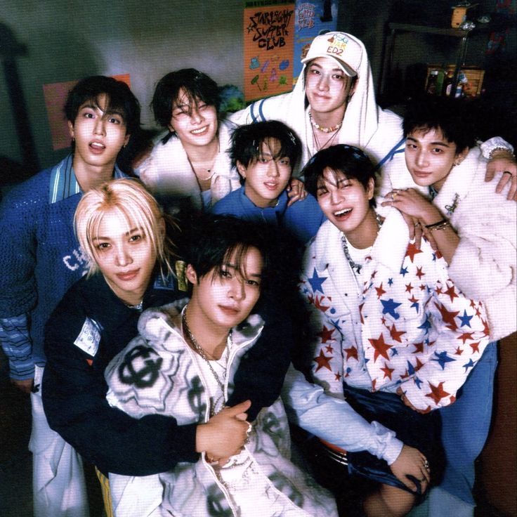 Hnniktty's tweet photo. ‿︵˓ʚ♡ɞ˓︵‿
 
[˚₊۶ৎ˙⋆] Hoy es 1 año de el mejor día de mi vida: cuando nos hicimos un grupo de ocho:3 https://t.co/oLwIo3ZWCn