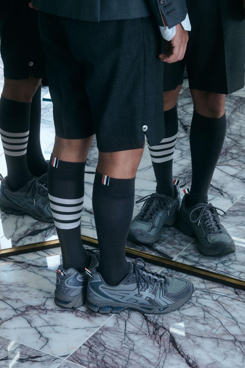 【明日から】トム ブラウンがアシックスとの初コラボスニーカーを先行販売するポップアップを伊勢丹新宿店で開催。3月10日まで。藤ヶ谷太輔がひと足先に、その意外なコラボが生み出す新しいトム ブラウンの世界を体験した。（PR）
fashionsnap.com/article/thom-b…