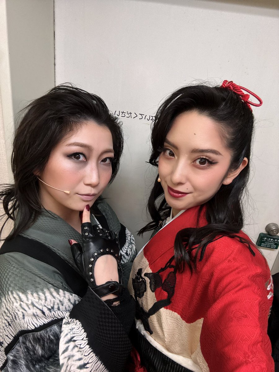 marisa_dayo_'s tweet photo. 花鳥のかなちゃん。いやー、大好き。この人を嫌いな人いるんだろうか？毎日会いたいもん。舞台ではお熊の目から見た花鳥しか見てなかったので、映像で俯瞰してみたら花鳥さん、カッコ良すぎてびっくりした。こんなカッコよかったんだ！！？お熊としては変顔ばっかりする人だと思ってました。
彼女は楽屋で誰よりも喋り、盛り上げ、ステージではしっかりぶちかまして、そして打ち上げで誰よりも打ち上がる人。歌声が場の空気を掌握し、打ち上げでも場を支配する。いいなぁ。わたしにはないものをたくさん持ってる人だなぁ。と思ったけど、本当はド陰キャらしいです。嘘だね。

お絹のみさきちゃん。渡り廊下走り隊ですよ、みなさん。わたしは完璧ぐ〜のね！を聴きまくってたAKBオタ時代がありますので、AKBさん実際会ったらどんな感じなんだろう？と思ってた。蓋を開けたらほんわかマイルドで面白く、しかも同じ千葉出身で、1番最初にまりちゃんって呼んでくれた人です。彼女のソロ曲、フレーズの最後がいつも美しくて、言葉を丁寧に置いて歌ってくれるんですよね。歌って性格出るよね。性格良いからね。ラブ

お政のさっちゃん。芝居上手い人だと思って稽古始まったら歌ったら上手いし踊ったら上手いし何者！？ってなった。お熊はお政と芝居することが多かったけど、どんなふうに投げても受け取って返してくれてとてもやりやすかったです。さっちゃんやばいんですよ。芝居バキバキで、プライベートで話すとめちゃくちゃ普通にイカれたこと言うんですけど、顔はきゅるりん系でかわいくて髪の毛も柔らかくてツルツルで、ギャップで自律神経おかしくなる。

牛頭鬼と馬頭鬼を演じたさやちゃんとしえるちゃんは写真撮り損ねたけど、めちゃくちゃお世話になった。アクロやダンスと、獄卒でほとんど喋らないかと思ったら裁判で喋り倒していろんな袖から出たり入ったり最後はウルセェ！ってどやされて大変すぎ、ごめん。でも彼女たちいなかったら成立しないからね、本当ありがとうございました。しえるちゃん、メイクめちゃ上手で、稽古くる時もパーティ行くんかくらい毎日輝いてて汗かいても取れなくて無双だった。さやちゃんいなかったらダンス覚えれなかった。みんな頼りすぎて途中からもう平井選手って呼んでたよね、なんで？？？

地獄のセットも音響も照明も、そして中屋敷さんの演出も、全てが噛み合ってあの舞台ができてました。ナマモノで、あの一瞬だけ品川に顕現した、地獄。
目の当たりにしてくれてありがとうございました😭

#舞台女郎蜘蛛 まだ味する？