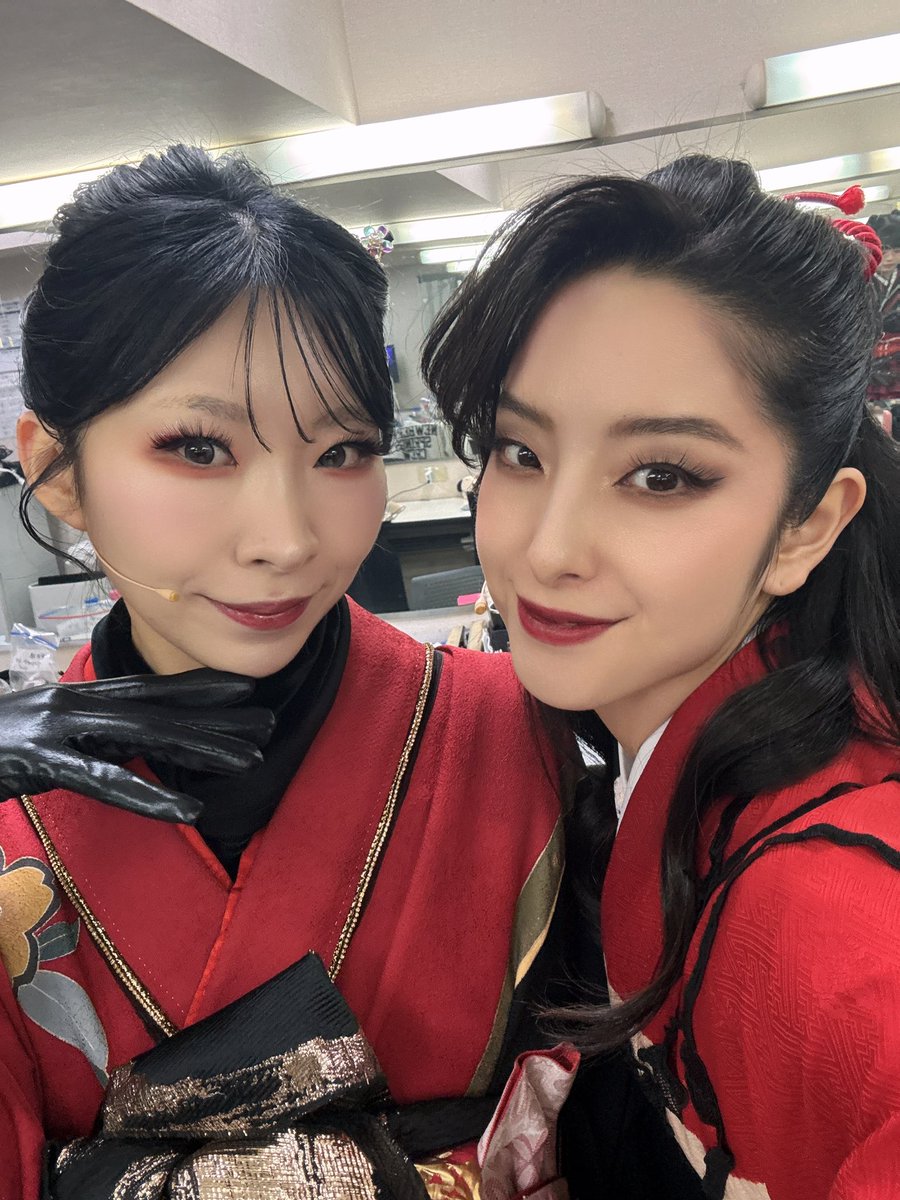 marisa_dayo_'s tweet photo. 花鳥のかなちゃん。いやー、大好き。この人を嫌いな人いるんだろうか？毎日会いたいもん。舞台ではお熊の目から見た花鳥しか見てなかったので、映像で俯瞰してみたら花鳥さん、カッコ良すぎてびっくりした。こんなカッコよかったんだ！！？お熊としては変顔ばっかりする人だと思ってました。
彼女は楽屋で誰よりも喋り、盛り上げ、ステージではしっかりぶちかまして、そして打ち上げで誰よりも打ち上がる人。歌声が場の空気を掌握し、打ち上げでも場を支配する。いいなぁ。わたしにはないものをたくさん持ってる人だなぁ。と思ったけど、本当はド陰キャらしいです。嘘だね。

お絹のみさきちゃん。渡り廊下走り隊ですよ、みなさん。わたしは完璧ぐ〜のね！を聴きまくってたAKBオタ時代がありますので、AKBさん実際会ったらどんな感じなんだろう？と思ってた。蓋を開けたらほんわかマイルドで面白く、しかも同じ千葉出身で、1番最初にまりちゃんって呼んでくれた人です。彼女のソロ曲、フレーズの最後がいつも美しくて、言葉を丁寧に置いて歌ってくれるんですよね。歌って性格出るよね。性格良いからね。ラブ

お政のさっちゃん。芝居上手い人だと思って稽古始まったら歌ったら上手いし踊ったら上手いし何者！？ってなった。お熊はお政と芝居することが多かったけど、どんなふうに投げても受け取って返してくれてとてもやりやすかったです。さっちゃんやばいんですよ。芝居バキバキで、プライベートで話すとめちゃくちゃ普通にイカれたこと言うんですけど、顔はきゅるりん系でかわいくて髪の毛も柔らかくてツルツルで、ギャップで自律神経おかしくなる。

牛頭鬼と馬頭鬼を演じたさやちゃんとしえるちゃんは写真撮り損ねたけど、めちゃくちゃお世話になった。アクロやダンスと、獄卒でほとんど喋らないかと思ったら裁判で喋り倒していろんな袖から出たり入ったり最後はウルセェ！ってどやされて大変すぎ、ごめん。でも彼女たちいなかったら成立しないからね、本当ありがとうございました。しえるちゃん、メイクめちゃ上手で、稽古くる時もパーティ行くんかくらい毎日輝いてて汗かいても取れなくて無双だった。さやちゃんいなかったらダンス覚えれなかった。みんな頼りすぎて途中からもう平井選手って呼んでたよね、なんで？？？

地獄のセットも音響も照明も、そして中屋敷さんの演出も、全てが噛み合ってあの舞台ができてました。ナマモノで、あの一瞬だけ品川に顕現した、地獄。
目の当たりにしてくれてありがとうございました😭

#舞台女郎蜘蛛 まだ味する？
