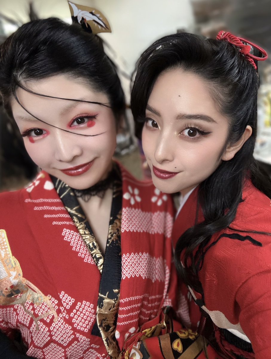marisa_dayo_'s tweet photo. 花鳥のかなちゃん。いやー、大好き。この人を嫌いな人いるんだろうか？毎日会いたいもん。舞台ではお熊の目から見た花鳥しか見てなかったので、映像で俯瞰してみたら花鳥さん、カッコ良すぎてびっくりした。こんなカッコよかったんだ！！？お熊としては変顔ばっかりする人だと思ってました。
彼女は楽屋で誰よりも喋り、盛り上げ、ステージではしっかりぶちかまして、そして打ち上げで誰よりも打ち上がる人。歌声が場の空気を掌握し、打ち上げでも場を支配する。いいなぁ。わたしにはないものをたくさん持ってる人だなぁ。と思ったけど、本当はド陰キャらしいです。嘘だね。

お絹のみさきちゃん。渡り廊下走り隊ですよ、みなさん。わたしは完璧ぐ〜のね！を聴きまくってたAKBオタ時代がありますので、AKBさん実際会ったらどんな感じなんだろう？と思ってた。蓋を開けたらほんわかマイルドで面白く、しかも同じ千葉出身で、1番最初にまりちゃんって呼んでくれた人です。彼女のソロ曲、フレーズの最後がいつも美しくて、言葉を丁寧に置いて歌ってくれるんですよね。歌って性格出るよね。性格良いからね。ラブ

お政のさっちゃん。芝居上手い人だと思って稽古始まったら歌ったら上手いし踊ったら上手いし何者！？ってなった。お熊はお政と芝居することが多かったけど、どんなふうに投げても受け取って返してくれてとてもやりやすかったです。さっちゃんやばいんですよ。芝居バキバキで、プライベートで話すとめちゃくちゃ普通にイカれたこと言うんですけど、顔はきゅるりん系でかわいくて髪の毛も柔らかくてツルツルで、ギャップで自律神経おかしくなる。

牛頭鬼と馬頭鬼を演じたさやちゃんとしえるちゃんは写真撮り損ねたけど、めちゃくちゃお世話になった。アクロやダンスと、獄卒でほとんど喋らないかと思ったら裁判で喋り倒していろんな袖から出たり入ったり最後はウルセェ！ってどやされて大変すぎ、ごめん。でも彼女たちいなかったら成立しないからね、本当ありがとうございました。しえるちゃん、メイクめちゃ上手で、稽古くる時もパーティ行くんかくらい毎日輝いてて汗かいても取れなくて無双だった。さやちゃんいなかったらダンス覚えれなかった。みんな頼りすぎて途中からもう平井選手って呼んでたよね、なんで？？？

地獄のセットも音響も照明も、そして中屋敷さんの演出も、全てが噛み合ってあの舞台ができてました。ナマモノで、あの一瞬だけ品川に顕現した、地獄。
目の当たりにしてくれてありがとうございました😭

#舞台女郎蜘蛛 まだ味する？