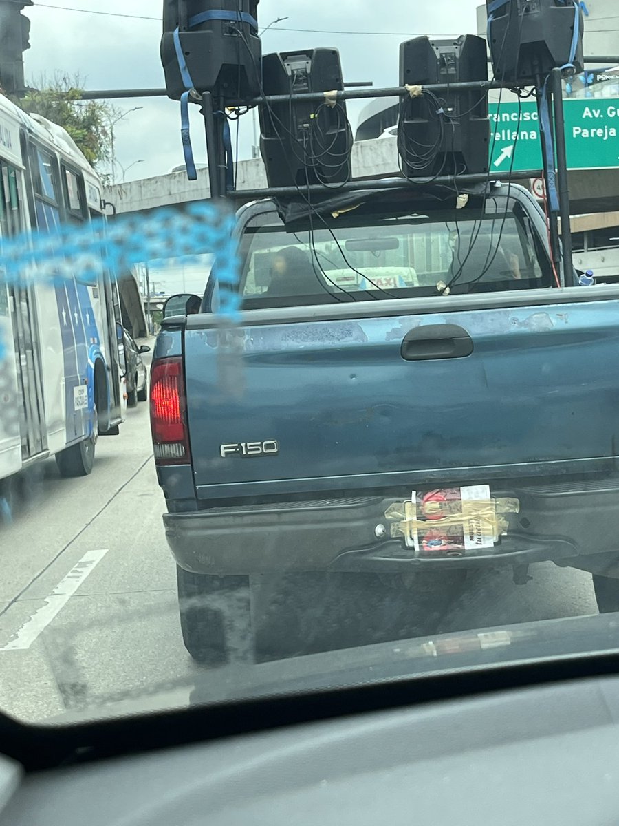 #DenunciaCiudadana
Vehículo con la placa tapada