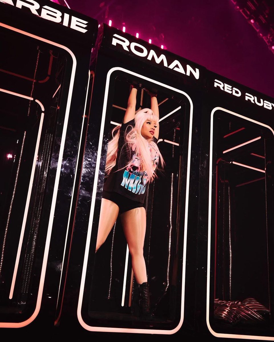 ItsAlrightRaina's tweet image. #PinkFriday2Tour #NickiMinaj