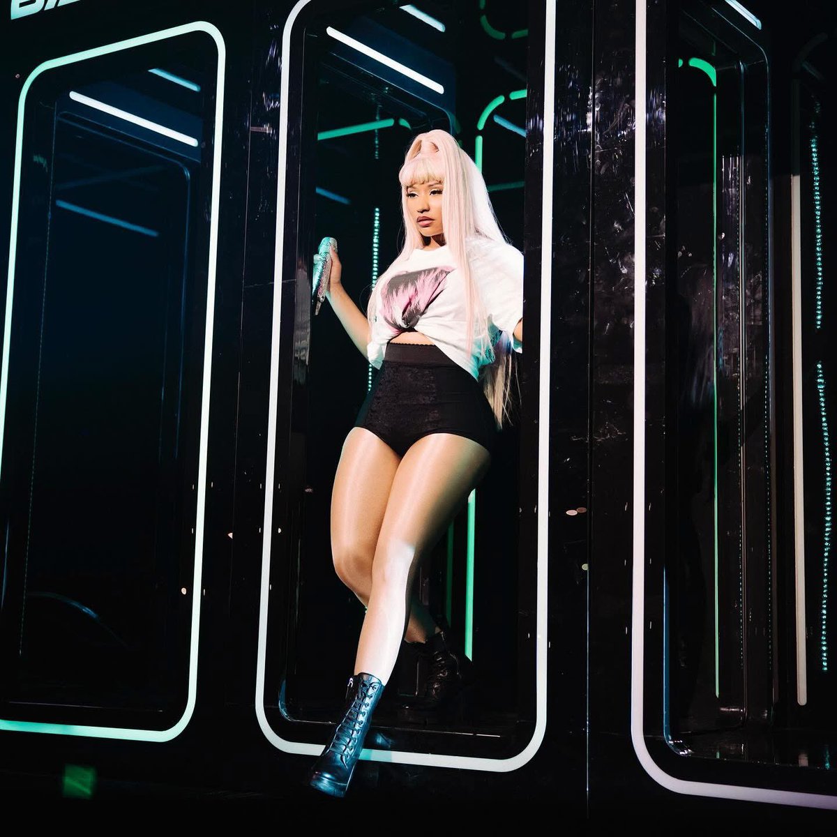 ItsAlrightRaina's tweet image. #PinkFriday2Tour #NickiMinaj