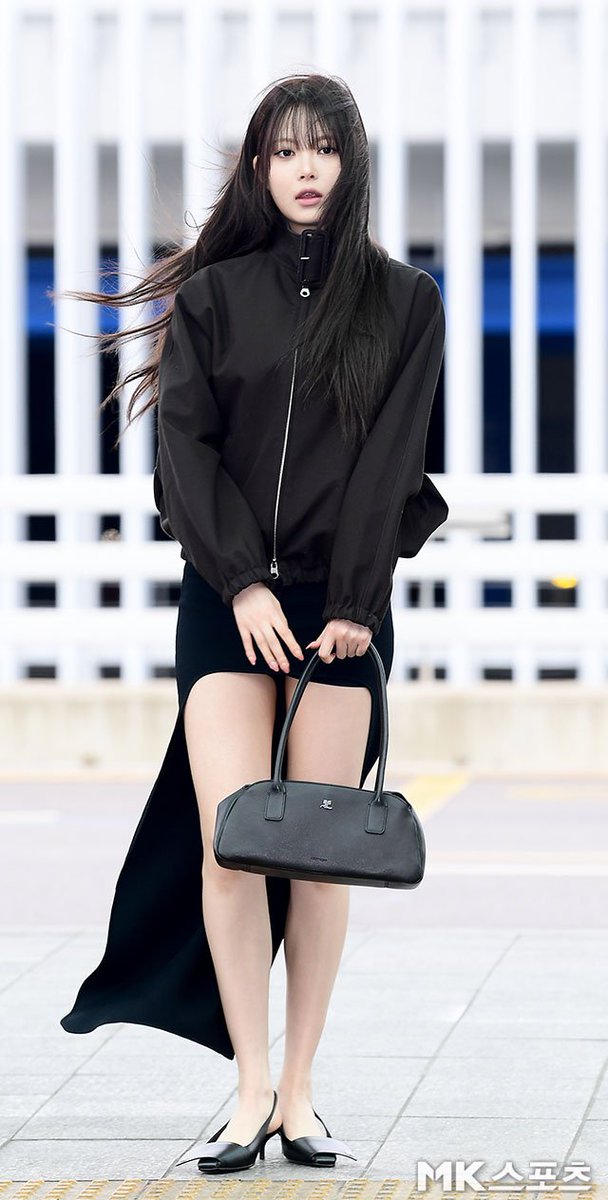 📸 [PRESS PHOTO] 260303

HONG EUNCHAE at Incheon International Airport departing for Paris to attend Paris Fashion Week 26F/W 🇫🇷!

HONG EUNCHAE to PFW26
#EUNCHAExCourreges
#EUNCHAExCourregesFW26
#HONGEUNCHAE #CourregesFW26 #Courreges