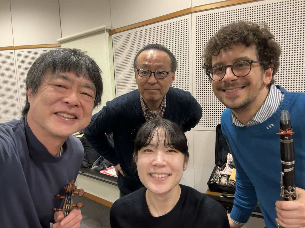 cla_reon22's tweet photo. 昨日は「日伊国交160周年記念ハープレクチャーメリサイタル」にてマリオ・カステルヌオーヴォ＝テデスコの作品を演奏しました。ハープのソロを囲み弦楽4本とクラリネット2本、バスクラ1本というとても珍しい編成ですがとても美しい作品です。
クラリネットセクションはべヴェラリさん金井さんと☺️ https://t.co/bZJKhDeN93